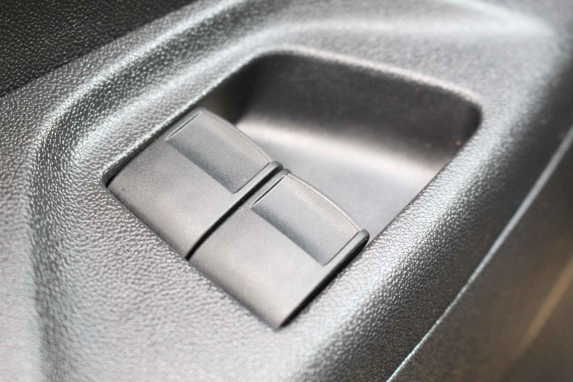 Peugeot 108 1.0 e-VTi Allure | Climate C. | Camera | Carplay | Privacy Glass | 15" LMV | - 26/32