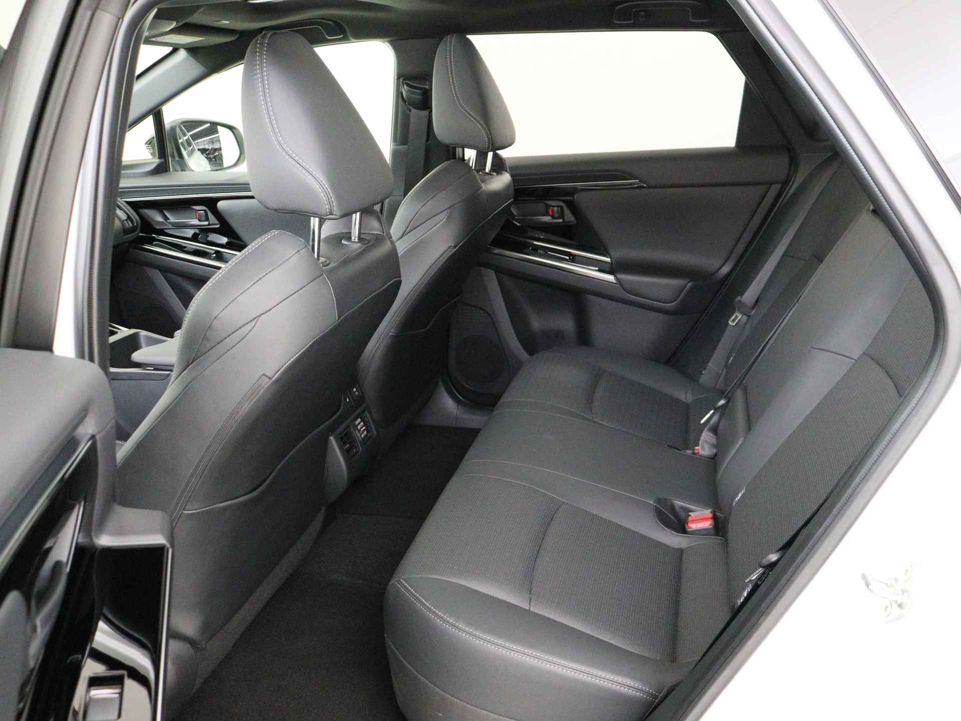 Toyota Bz4x Launch Edition Premium Bi-Tone uitvoering | Navigatie | Stoel&stuur verwarming | My T app | Panoramadak | Wegenbelasting vrij | Subsidie €2000,- aanvraag mogelijk. - 16/48