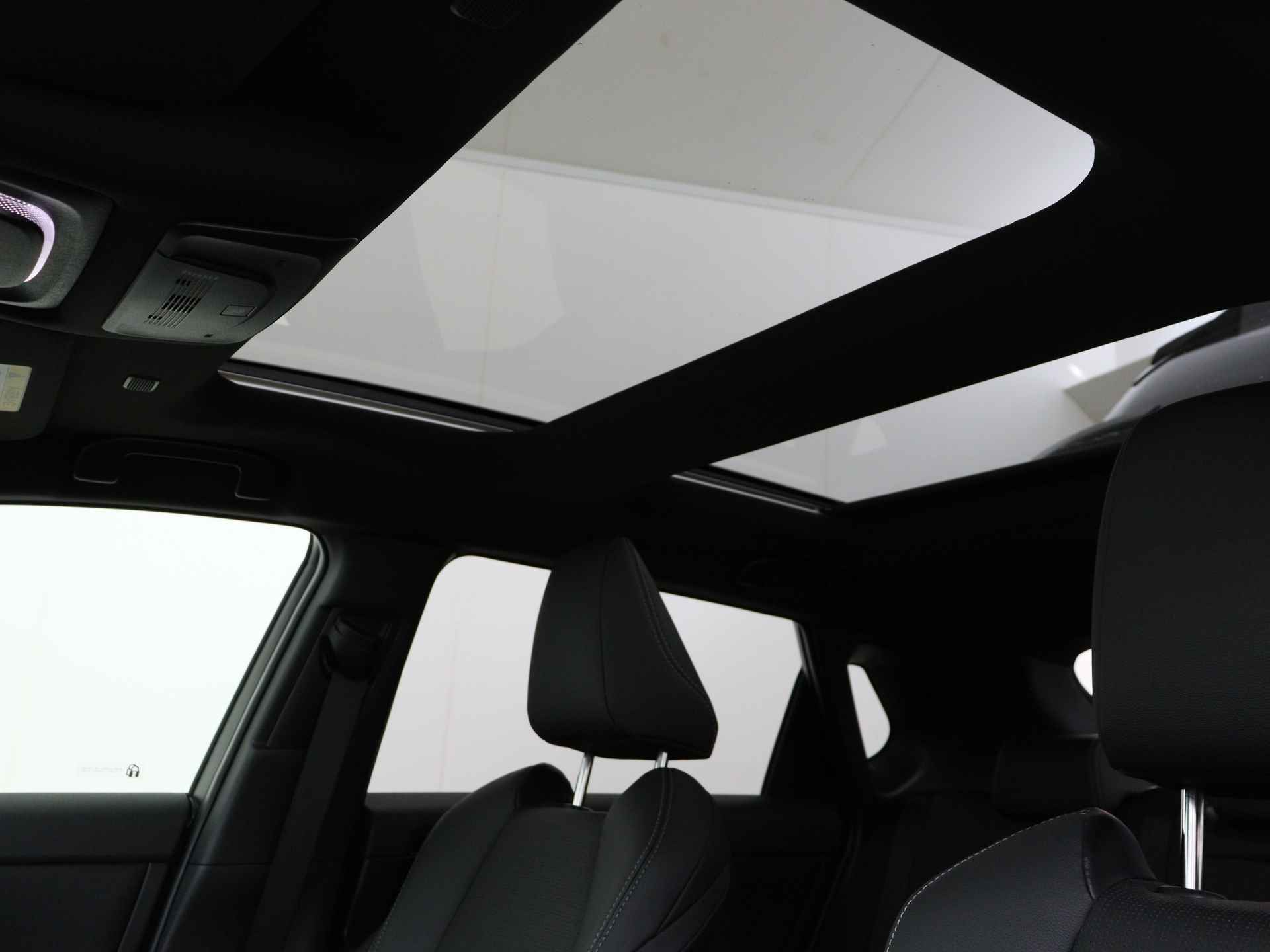 Toyota Bz4x Launch Edition Premium Bi-Tone uitvoering | Navigatie | Stoel&stuur verwarming | My T app | Panoramadak | Wegenbelasting vrij | Subsidie €2000,- aanvraag mogelijk. - 17/48