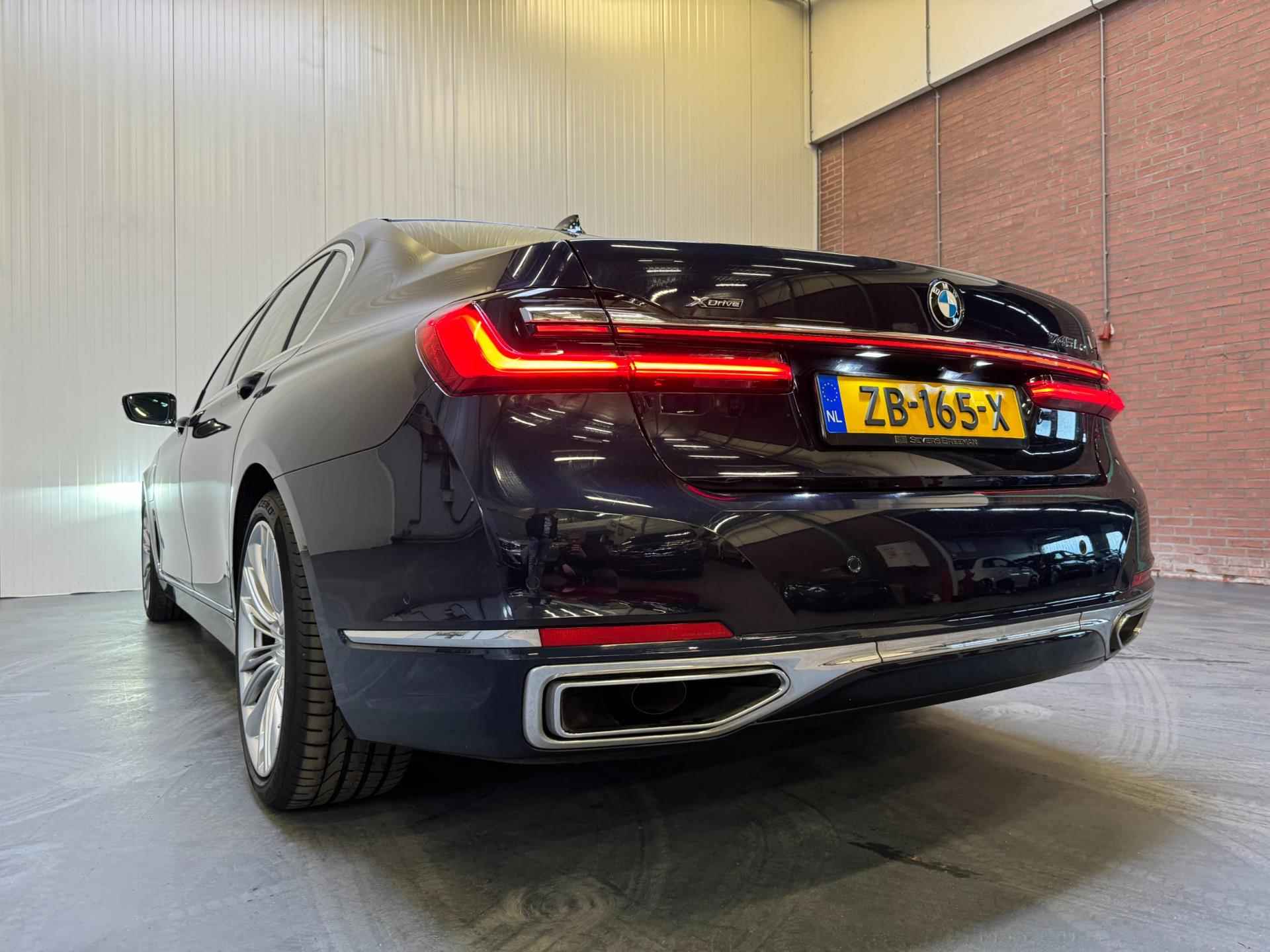 BMW 7-serie 745Le AUT. xDrive High Executive CarbonCore PANO NAVI CAMERA LEDER AMBIANCEVERLICHTING MEMORY - 15/58