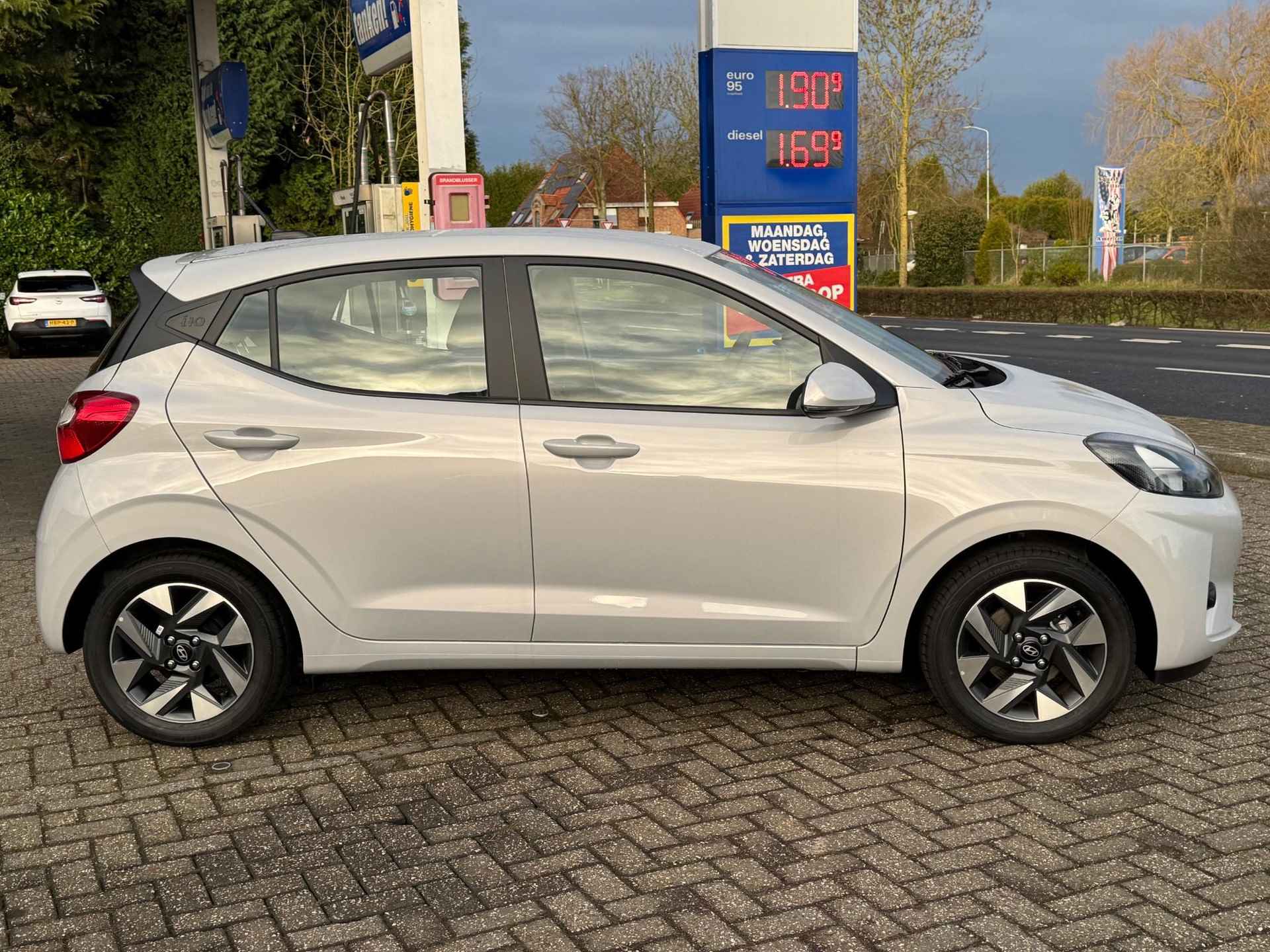 Hyundai i10 1.0 Comfort AUTOMAAT | CARPLAY | NARDO GREY | BOVAG!! - 8/31