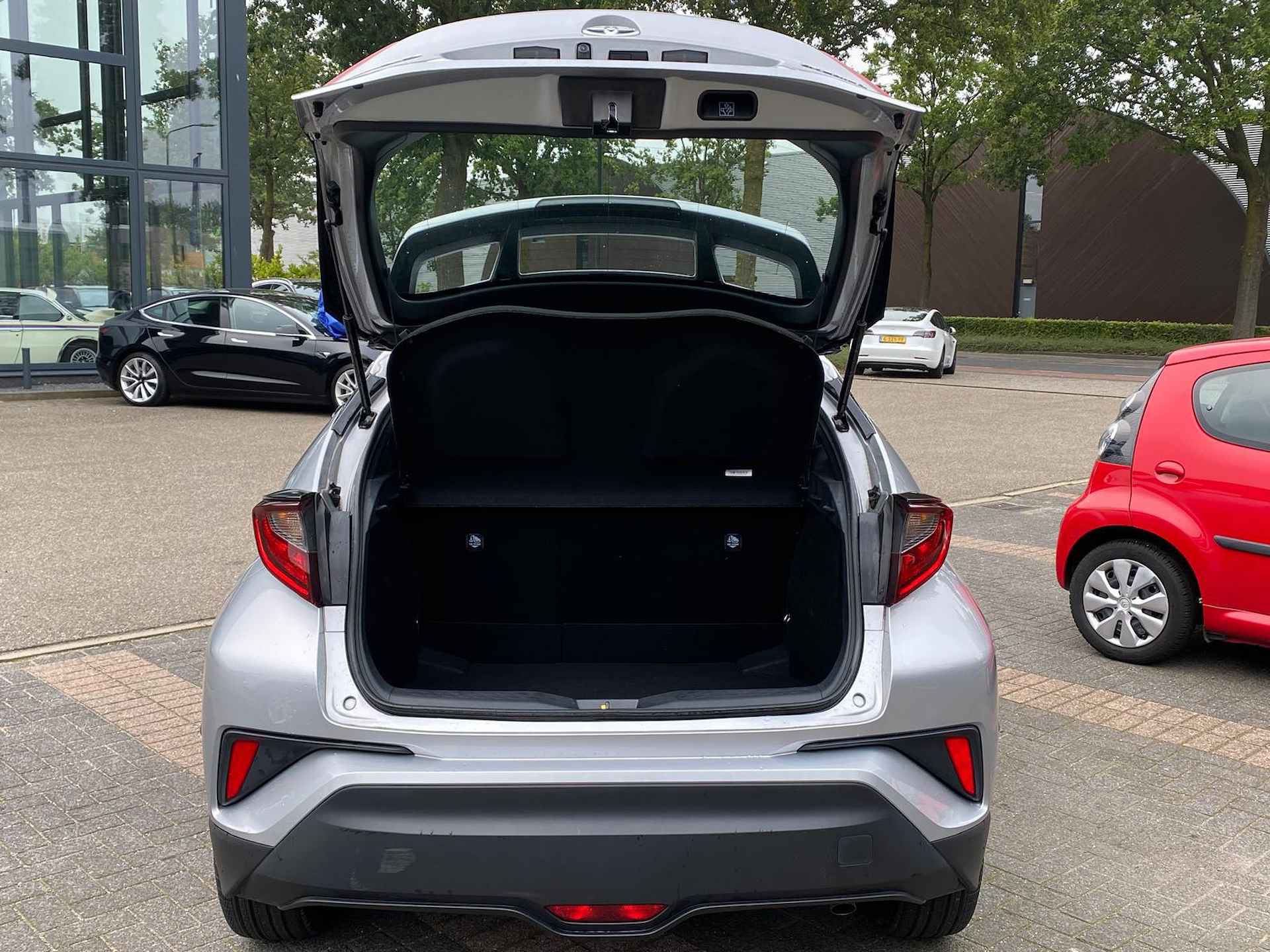 Toyota C-HR 1.8 Hybrid Dynamic VAN 26.900 VOOR 24.899 UW ZOMERVOORDEEL 2.001! | CAMERA | - 23/24