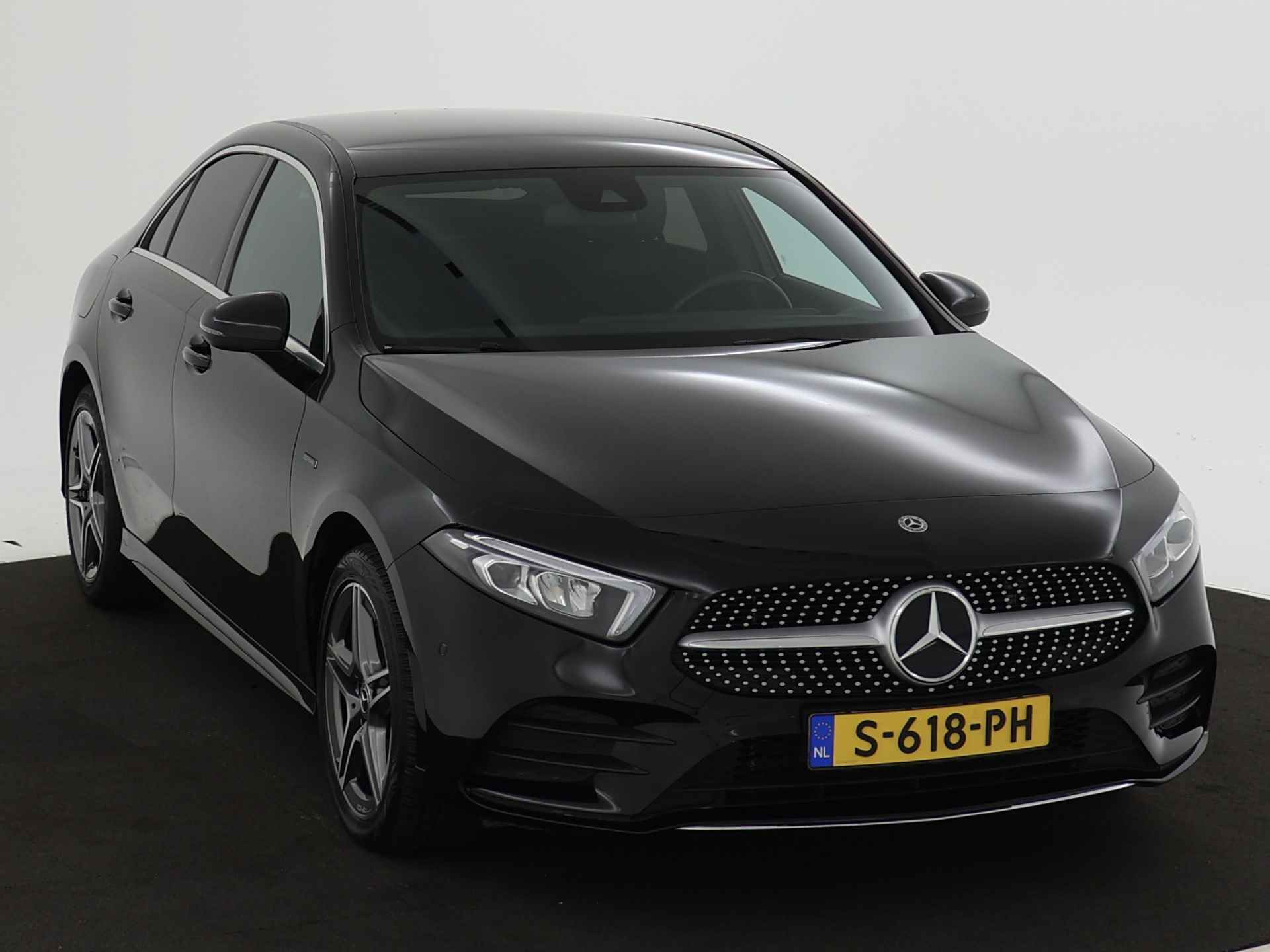 Mercedes-Benz A-Klasse 250 e AMG Plug-In Hybride | Stoelverwarming | LED verlichting | Apple CarPlay | DAB | Cruise Control | Inclusief 24 maanden MB Certified garantie voor Europa. - 27/41