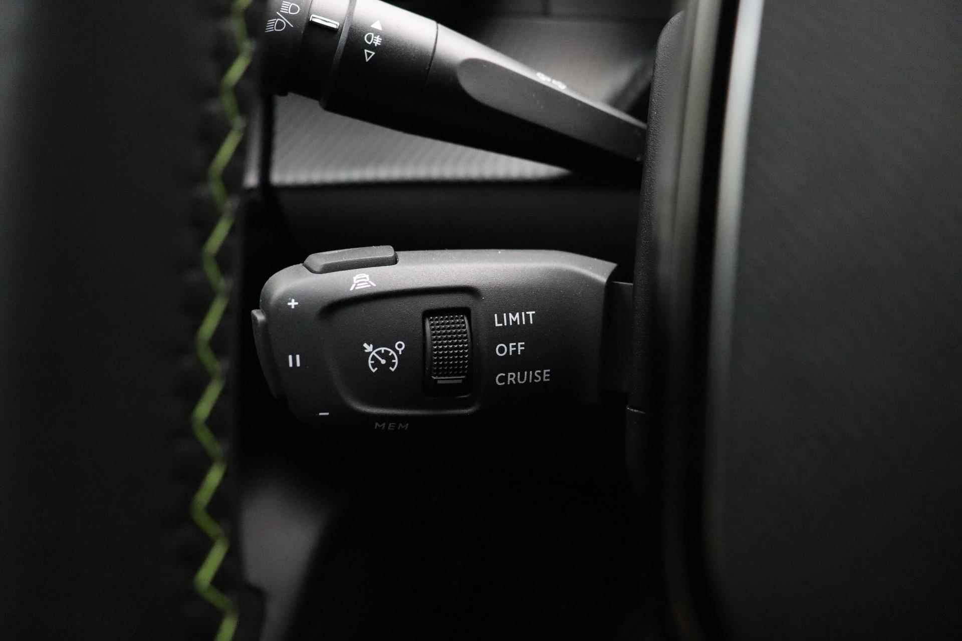 Peugeot 208 1.2 PureTech GT Pack 100 PK | Handgeschakeld | Panorama dak | Stoelverwarming | Camera | Navigatie | Adaptieve Cruise Control | 3D Instrumentenpaneel | Parkeersensor | Snel leverbaar - 30/34
