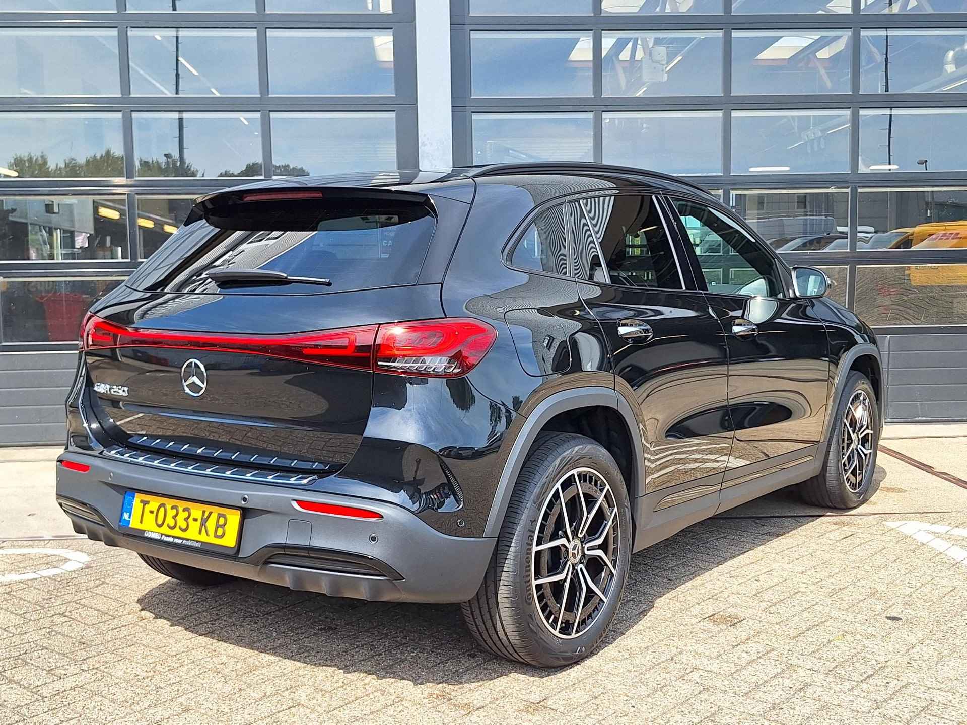 Mercedes-Benz EQA 250 | Panoramadak | RijAssistentie Pakket | Nightpakket | Achteruitrijcamera | Memorystoelen Verwarmd | Sfeerverlichting | Apple & Android Carplay | Showmodel SALE - 2/42