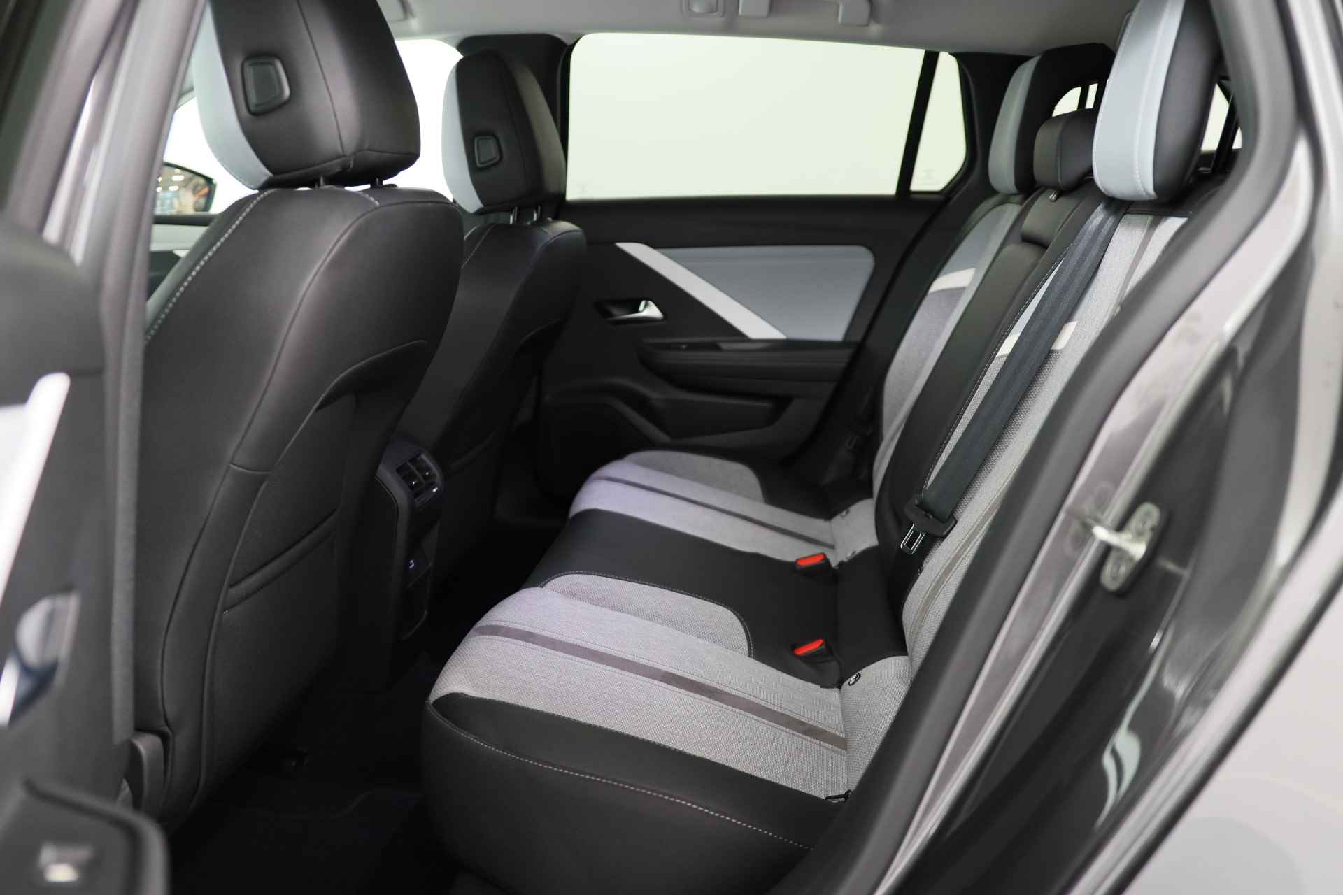 Opel Astra Sports Tourer 1.2 Elegance | AGR Stoel | Adaptive Cruise | Elektr achterklep | Camera | Keyless | Dodehoek waarschuwing - 23/40