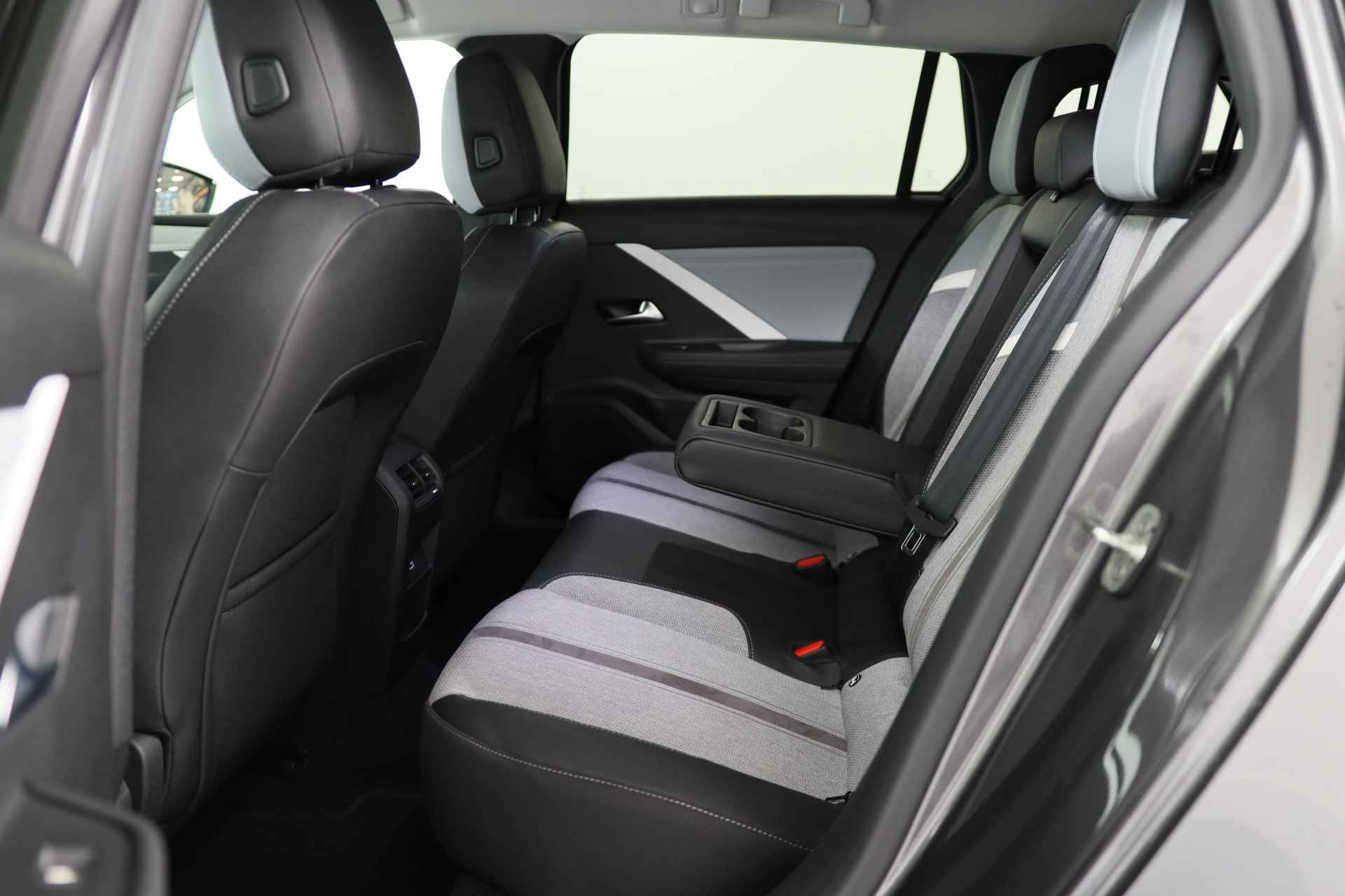 Opel Astra Sports Tourer 1.2 Elegance | AGR Stoel | Adaptive Cruise | Elektr achterklep | Camera | Keyless | Dodehoek waarschuwing - 24/40