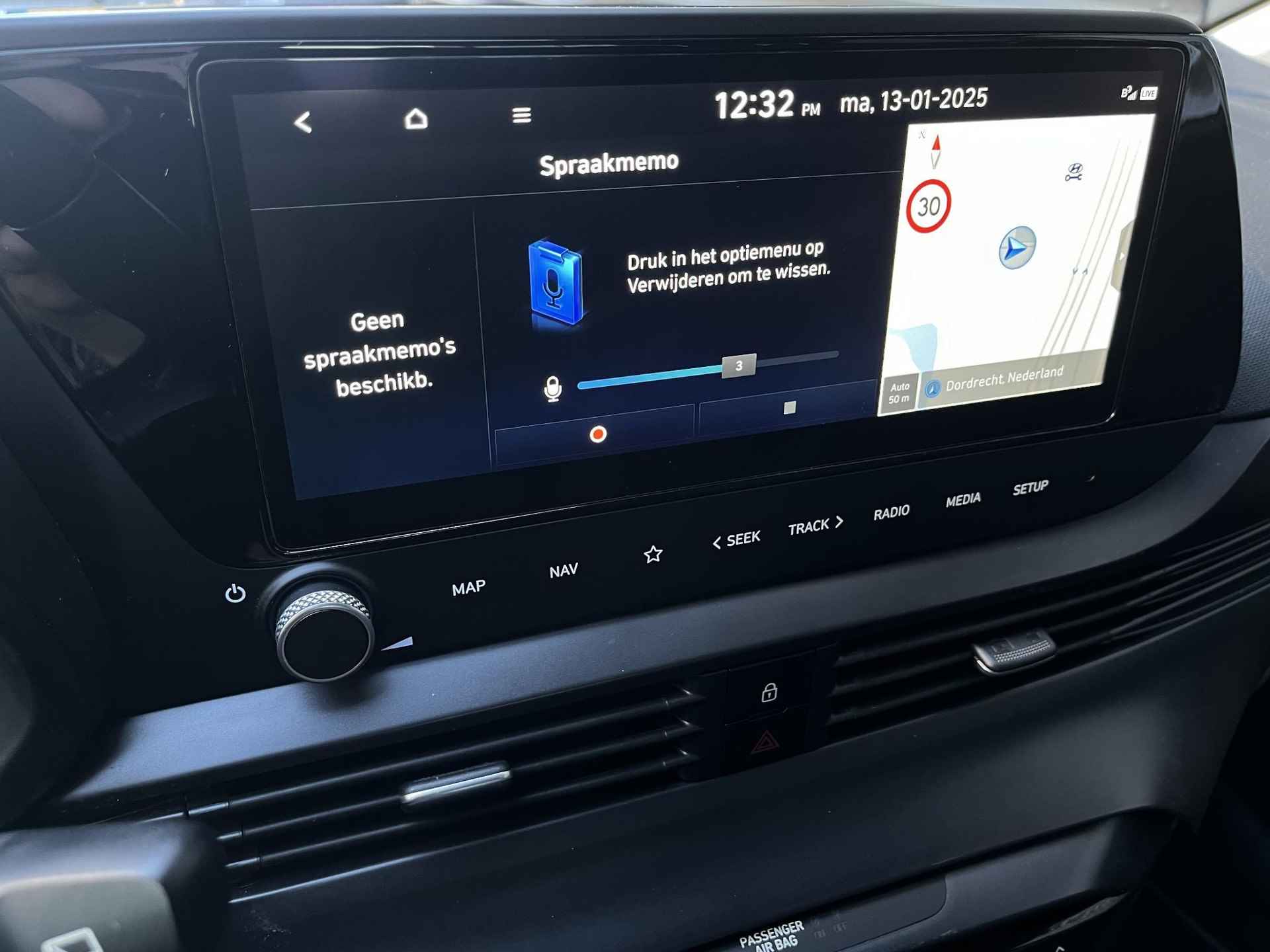 Hyundai i20 1.0 T-GDI Automaat 7-Traps 100 PK Premium | Keyless entry | Navigatie Apple Carplay & Android auto | WinterPack | Camera - 32/46