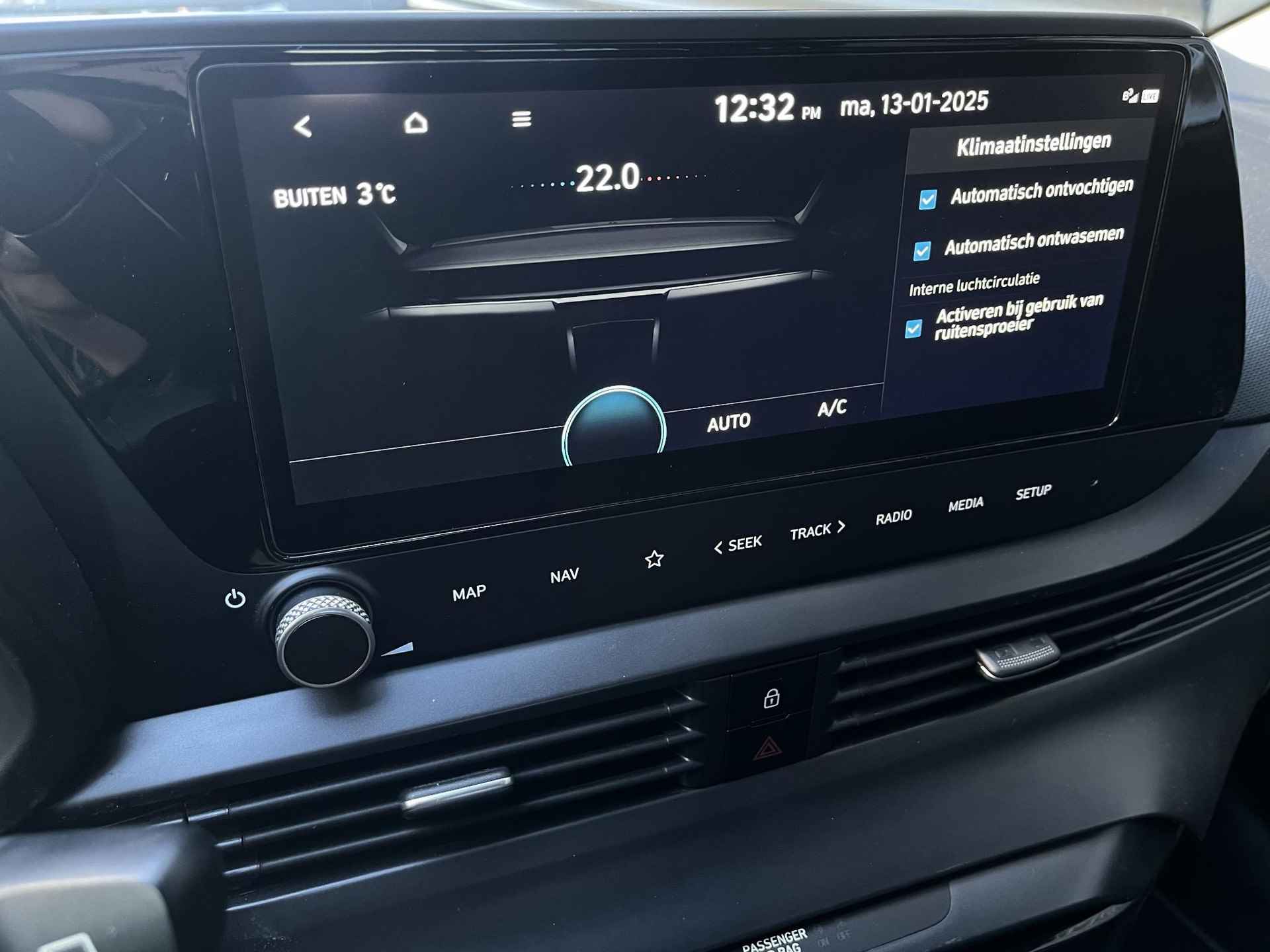 Hyundai i20 1.0 T-GDI Automaat 7-Traps 100 PK Premium | Keyless entry | Navigatie Apple Carplay & Android auto | WinterPack | Camera - 37/46