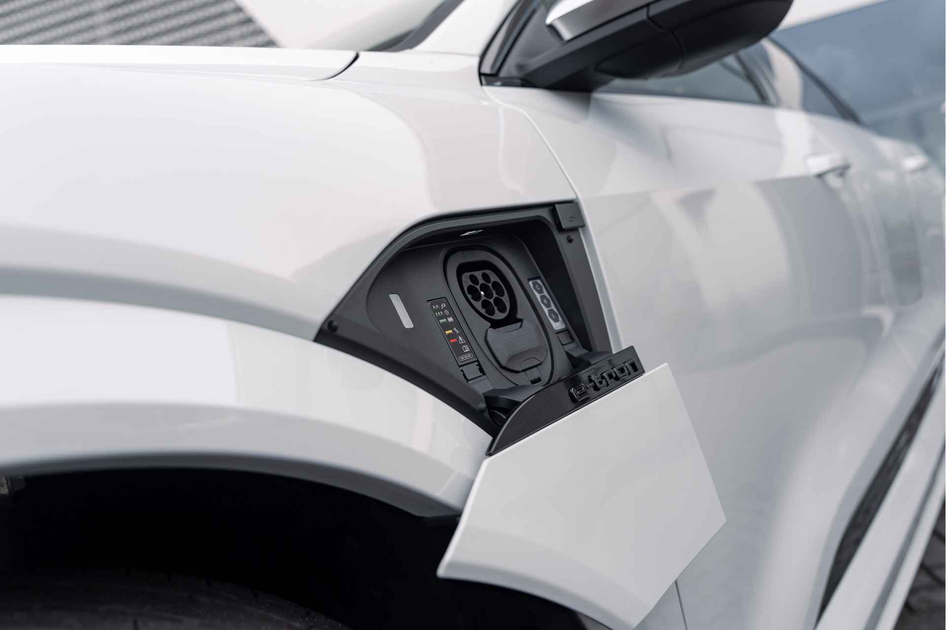 Audi Q8 SQ8 Sportback e-tron 370 kW / 504 PK | ASSIST. TOUR & CITY & PARK | HEAD-UP | PANO-DAK | B&O | COMFORT-KEY - 19/48