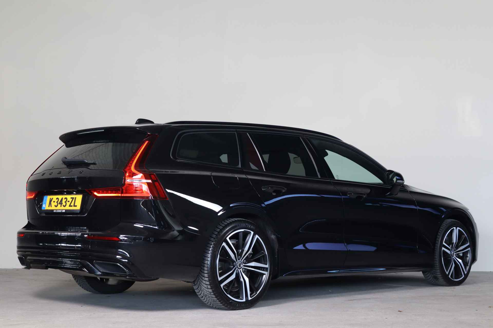 Volvo V60 2.0 T8 Recharge AWD R-Design NL-Auto!! Adap-Cruise I Apple-Carplay I Mem.Seat - 3/41