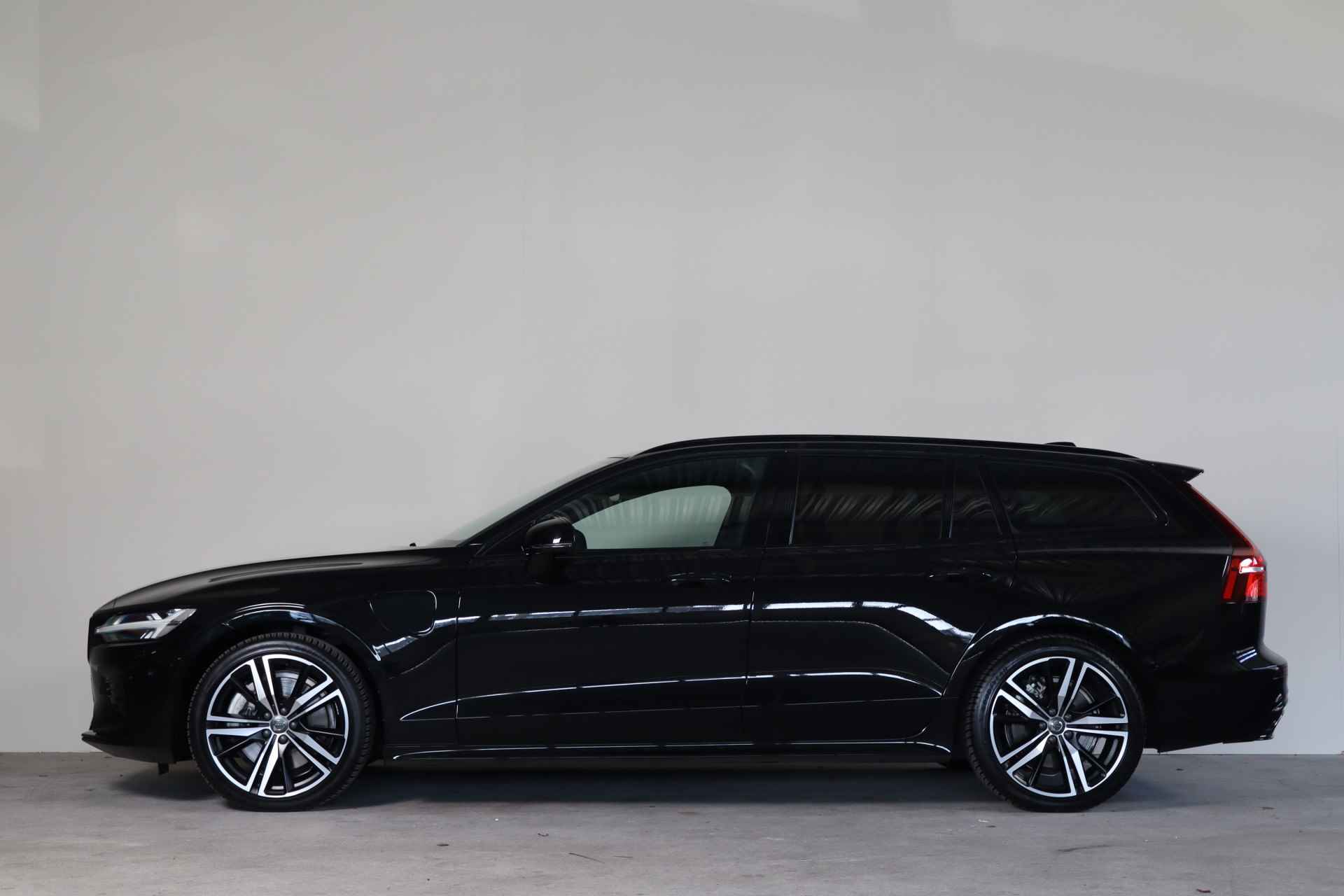 Volvo V60 2.0 T8 Recharge AWD R-Design NL-Auto!! Adap-Cruise I Apple-Carplay I Mem.Seat - 6/41