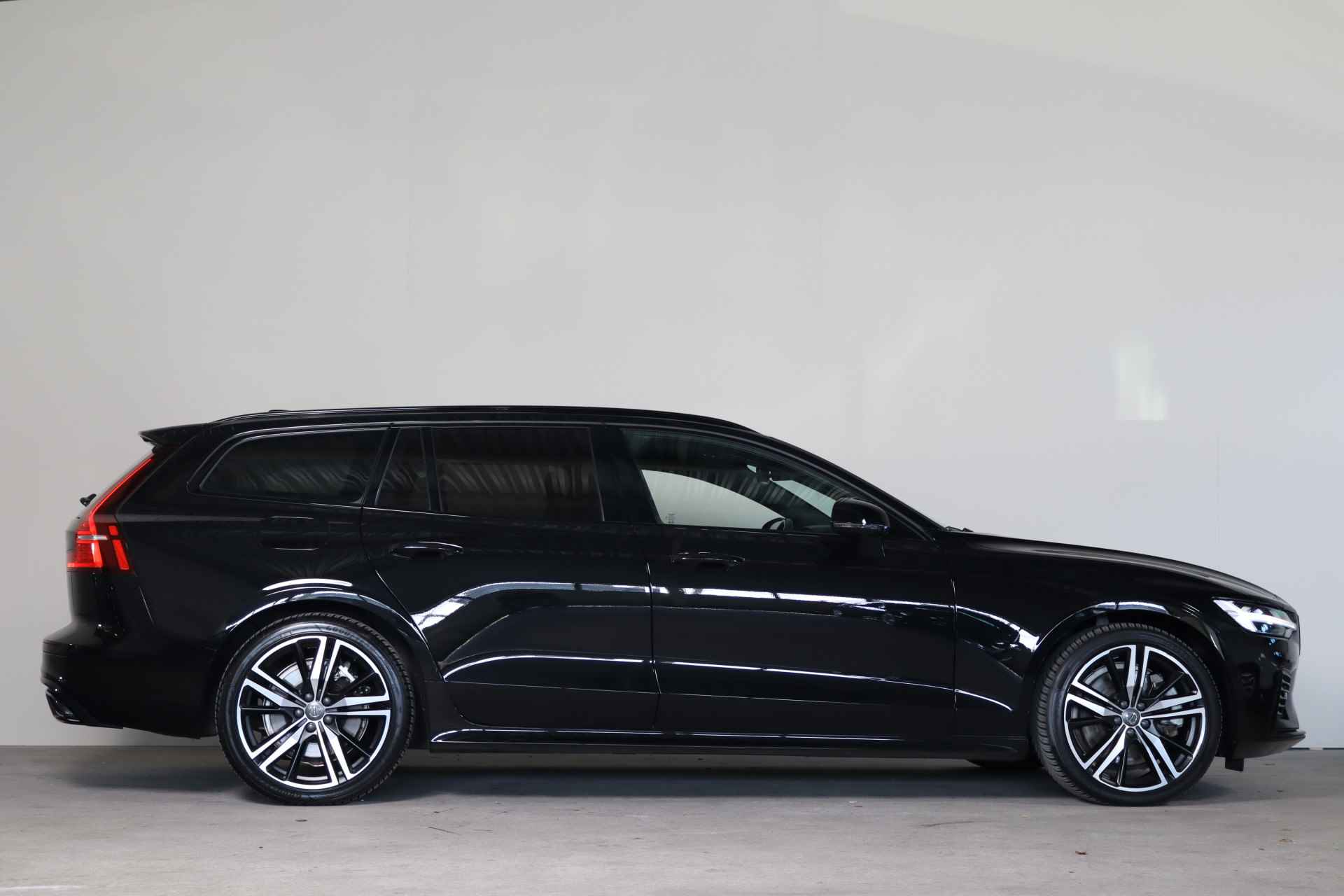 Volvo V60 2.0 T8 Recharge AWD R-Design NL-Auto!! Adap-Cruise I Apple-Carplay I Mem.Seat - 40/41