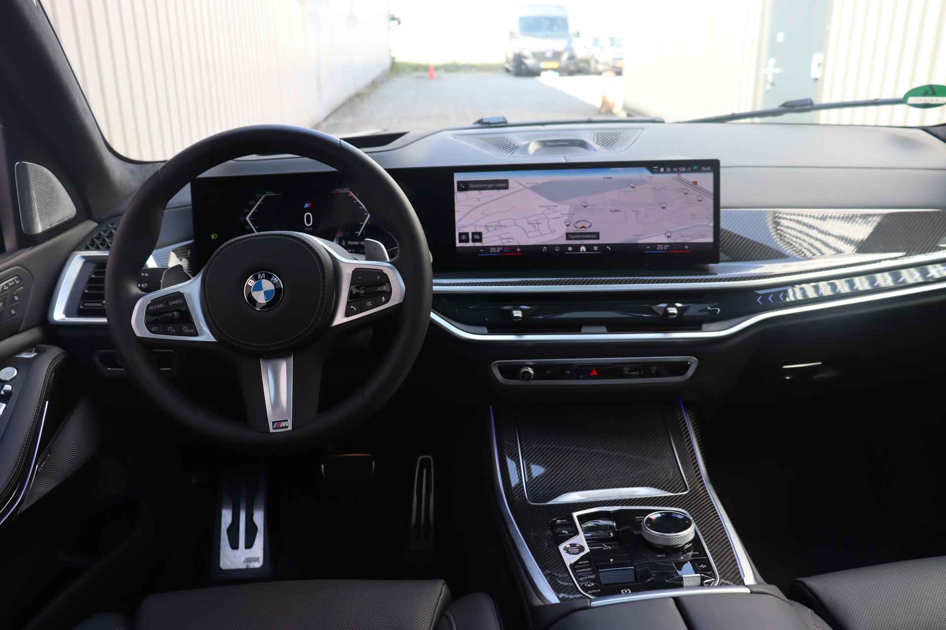 BMW X7 xDrive40i High Executive M Sport Automaat / 7 Zitplaatsen / Panoramadak Sky Lounge / Trekhaak / Stoelverwarming voor + achter / Massagefunctie / Bowers & Wilkins / Parking Assistant Professional - 37/41