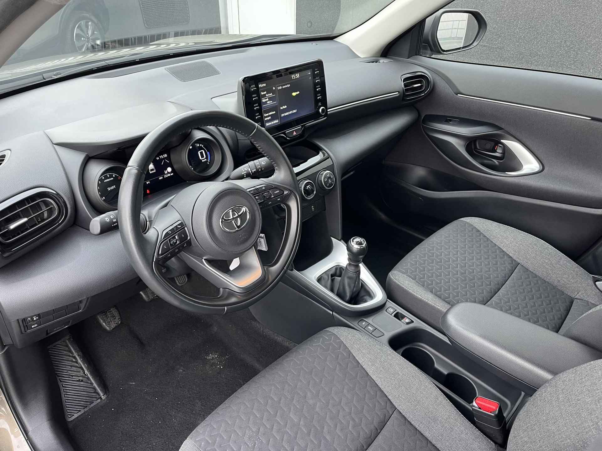 Toyota Yaris Cross 1.5 VVT-I Active Trekhaak, Apple carplay en/of Android auto navigatie, Achteruitrijcamera, Adaptieve cruise control, Climate control, NL-auto, BTW-auto - 17/47