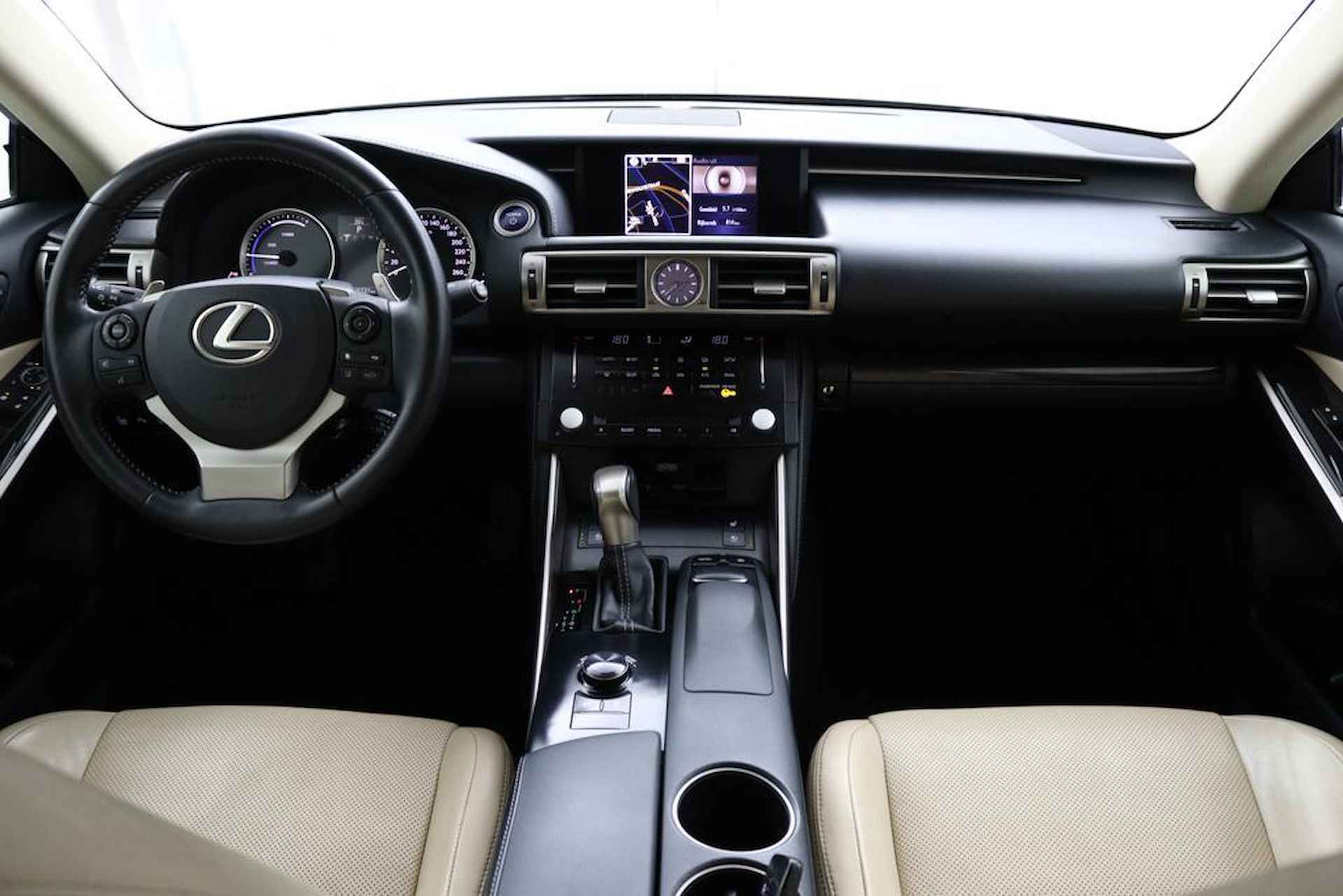 Lexus IS 300h Luxury Line | Navigatie | Schuifkanteldak | Lederen bekleding | Stuur en stoelverwarming | - 4/56