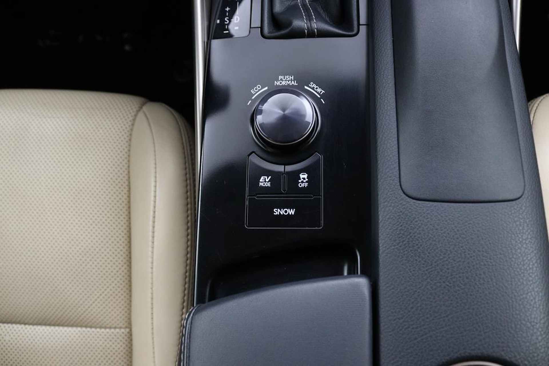 Lexus IS 300h Luxury Line | Navigatie | Schuifkanteldak | Lederen bekleding | Stuur en stoelverwarming | - 51/56