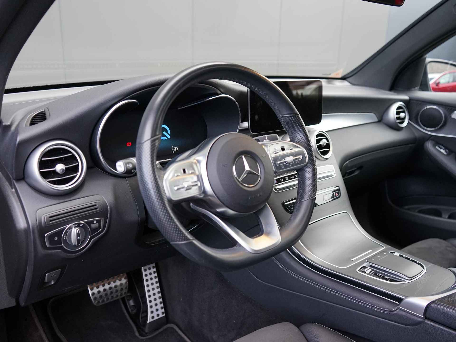 Mercedes-Benz GLC-klasse Coupé 300e 4MATIC Business Solution AMG Side Steps / Full Black / Virtual cockpit / Schuifdak / Dode Hoek / 19'' / LED koplampen - 17/32