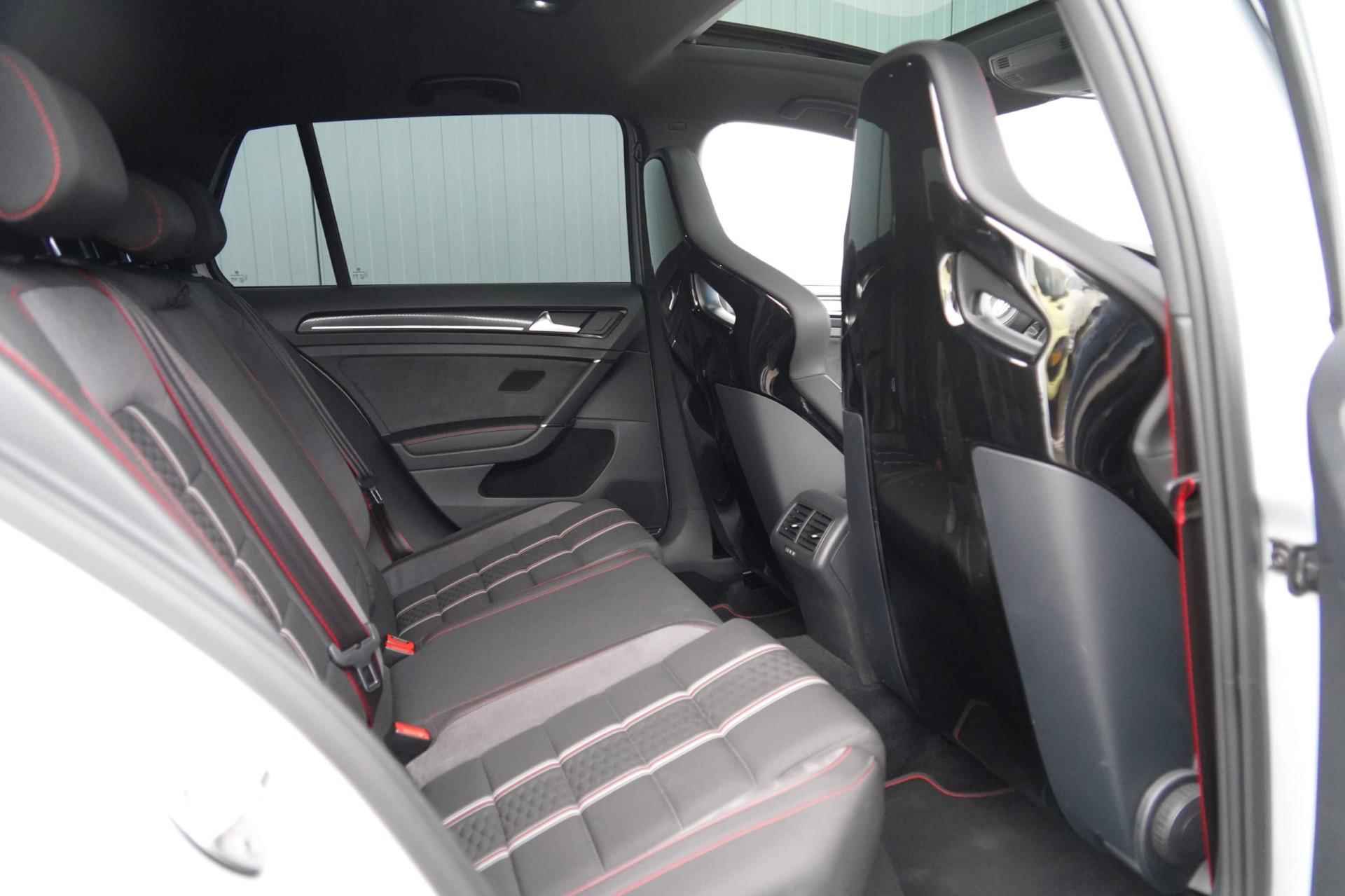 Volkswagen Golf 2.0 TSI GTI Clubsport / Schaalstoelen / 69dkm NAP / NL-Auto / Dynaudio / Camera / ACC - 7/39