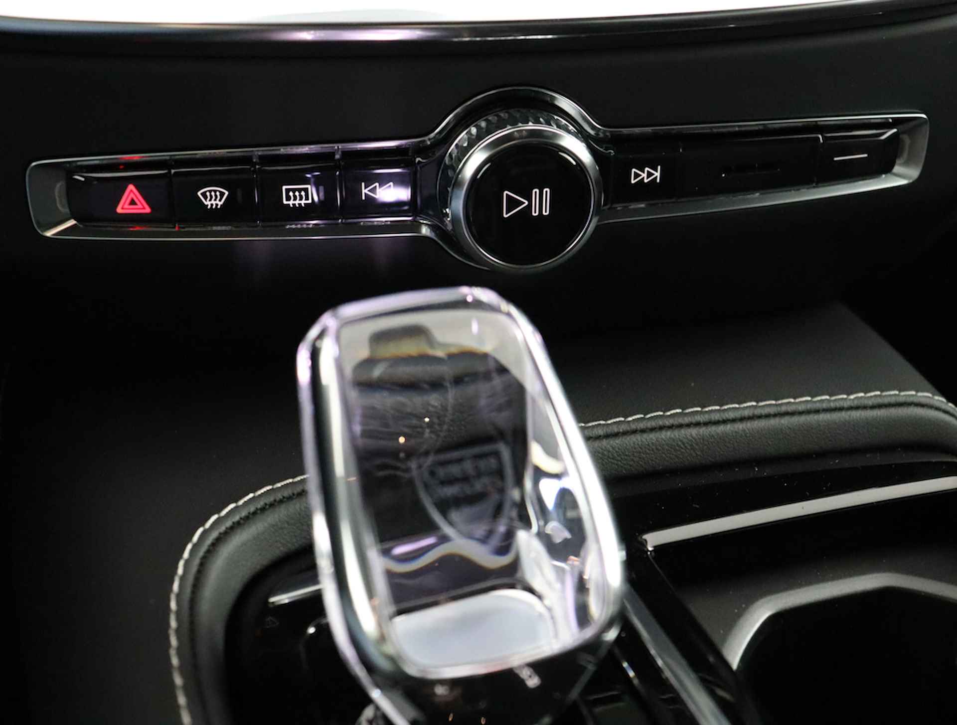 Volvo V60 T6 Recharge AWD Ultimate Dark Direct leverbaar | Visual Park Assist (incl. 360˚ view) | Adaptieve cruise control incl. BLIS | Panoramisch schuif-/kanteldak | Elektrisch verstelbare voorstoelen incl. geheugen | Premium Audio by Harman Kard - 7/70