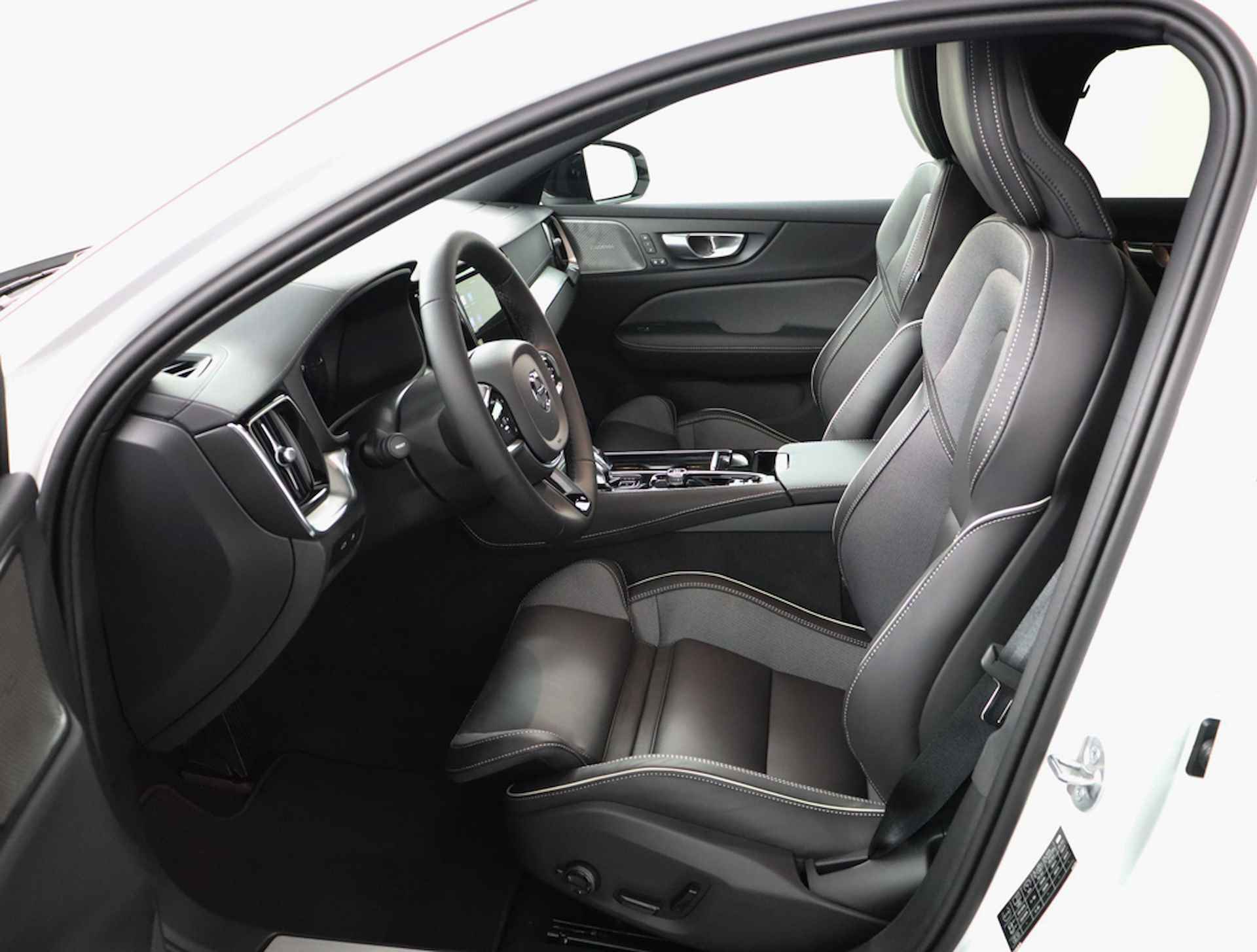 Volvo V60 T6 Recharge AWD Ultimate Dark Direct leverbaar | Visual Park Assist (incl. 360˚ view) | Adaptieve cruise control incl. BLIS | Panoramisch schuif-/kanteldak | Elektrisch verstelbare voorstoelen incl. geheugen | Premium Audio by Harman Kard - 15/70