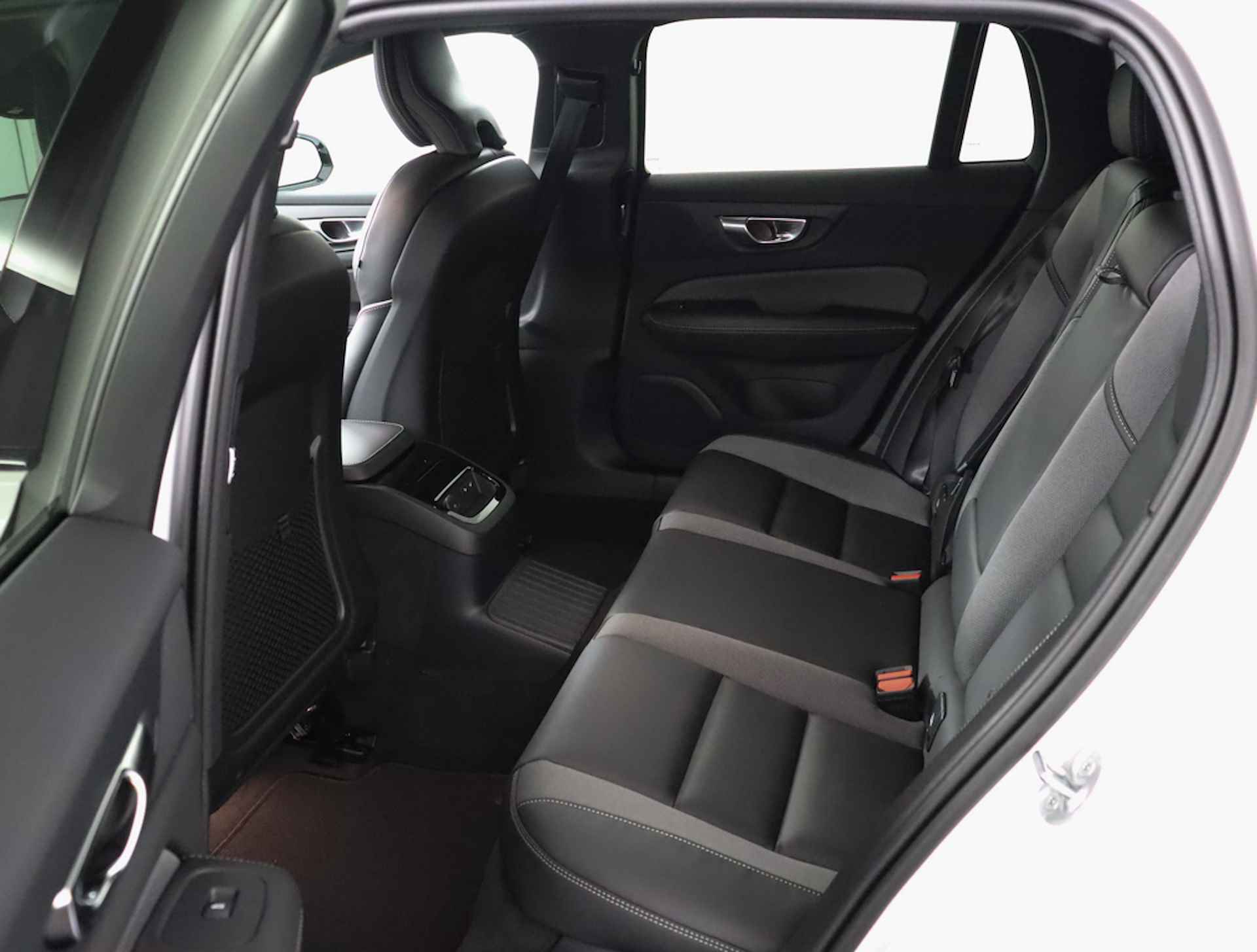 Volvo V60 T6 Recharge AWD Ultimate Dark Direct leverbaar | Visual Park Assist (incl. 360˚ view) | Adaptieve cruise control incl. BLIS | Panoramisch schuif-/kanteldak | Elektrisch verstelbare voorstoelen incl. geheugen | Premium Audio by Harman Kard - 16/70