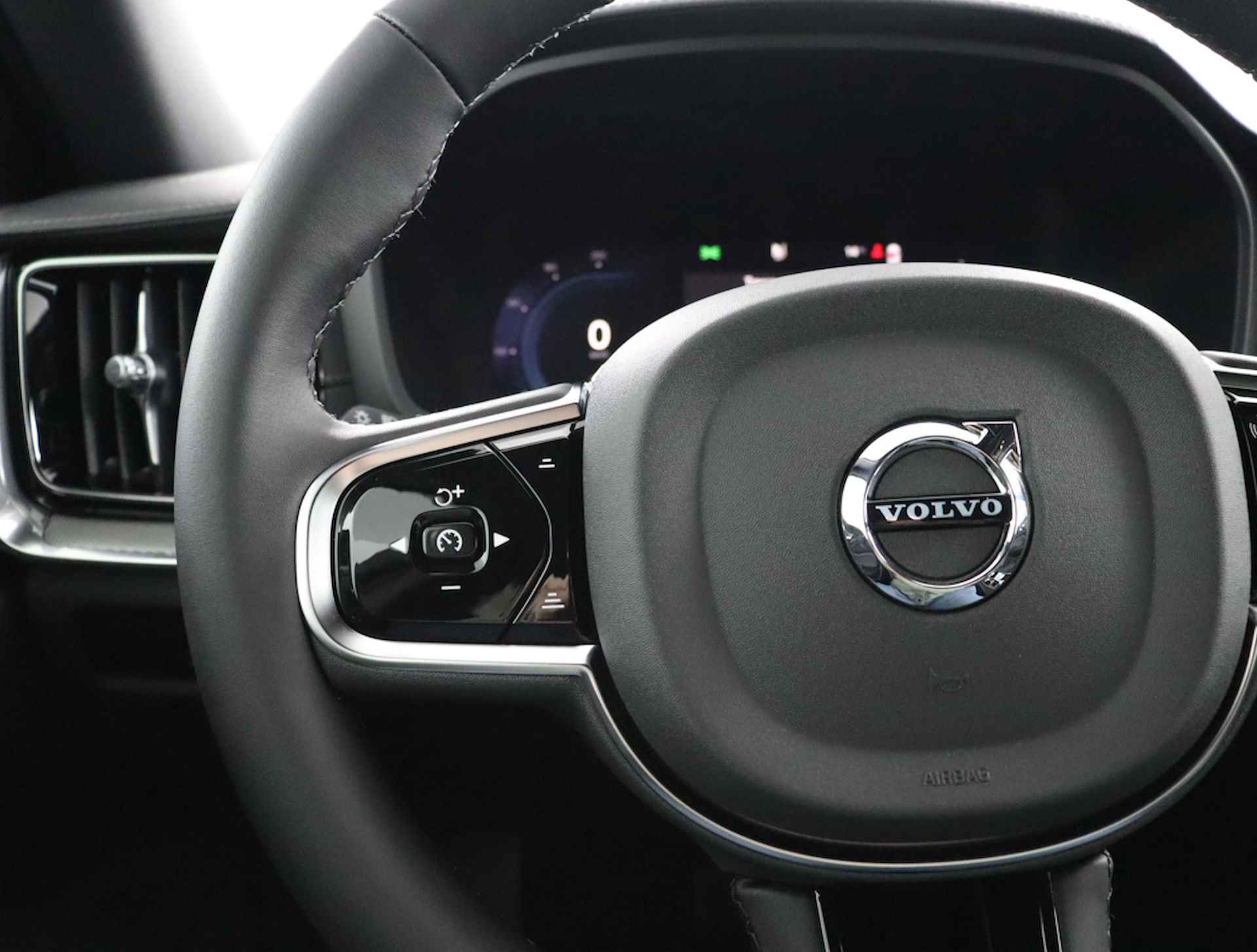 Volvo V60 T6 Recharge AWD Ultimate Dark Direct leverbaar | Visual Park Assist (incl. 360˚ view) | Adaptieve cruise control incl. BLIS | Panoramisch schuif-/kanteldak | Elektrisch verstelbare voorstoelen incl. geheugen | Premium Audio by Harman Kard - 17/70