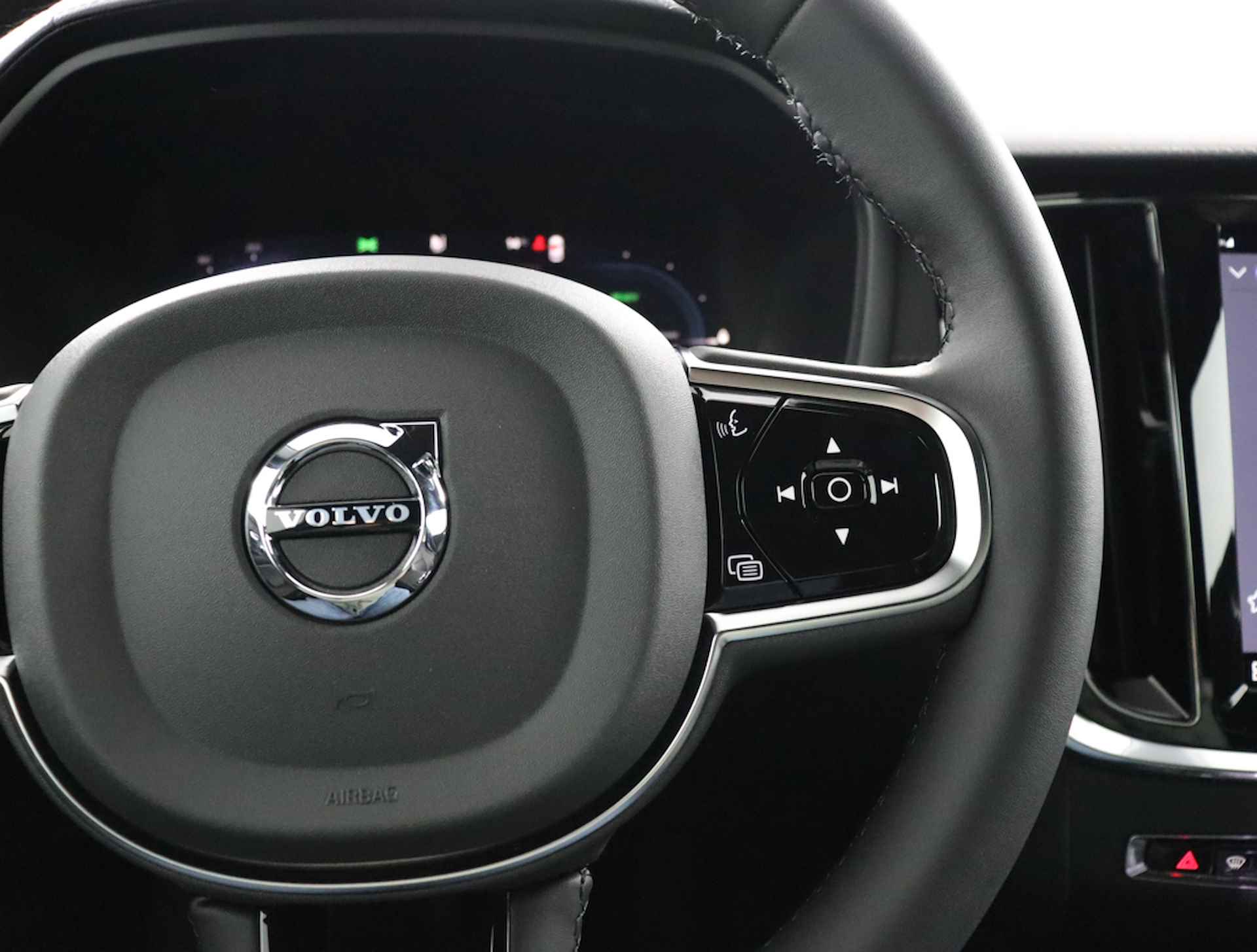 Volvo V60 T6 Recharge AWD Ultimate Dark Direct leverbaar | Visual Park Assist (incl. 360˚ view) | Adaptieve cruise control incl. BLIS | Panoramisch schuif-/kanteldak | Elektrisch verstelbare voorstoelen incl. geheugen | Premium Audio by Harman Kard - 18/70