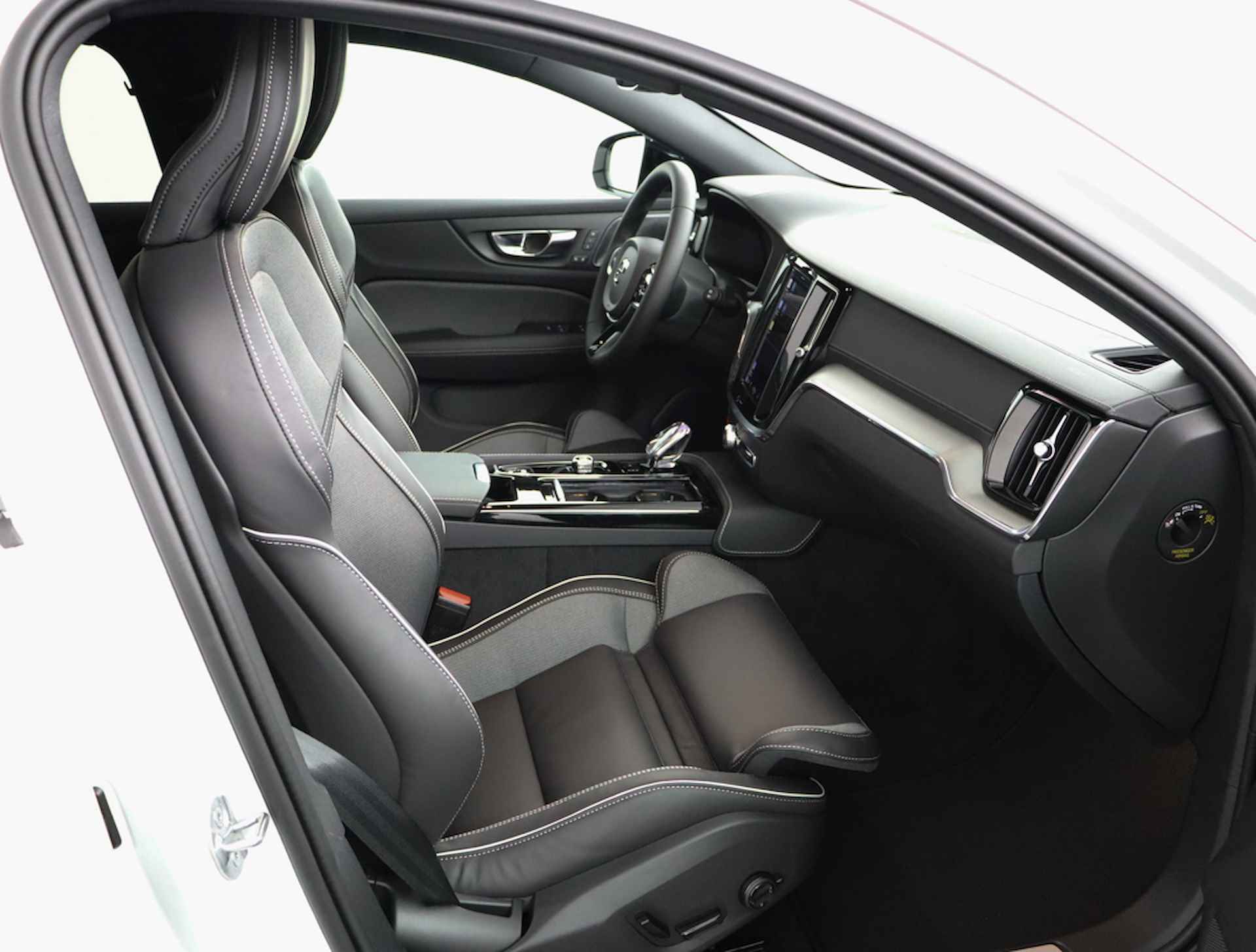 Volvo V60 T6 Recharge AWD Ultimate Dark Direct leverbaar | Visual Park Assist (incl. 360˚ view) | Adaptieve cruise control incl. BLIS | Panoramisch schuif-/kanteldak | Elektrisch verstelbare voorstoelen incl. geheugen | Premium Audio by Harman Kard - 19/70