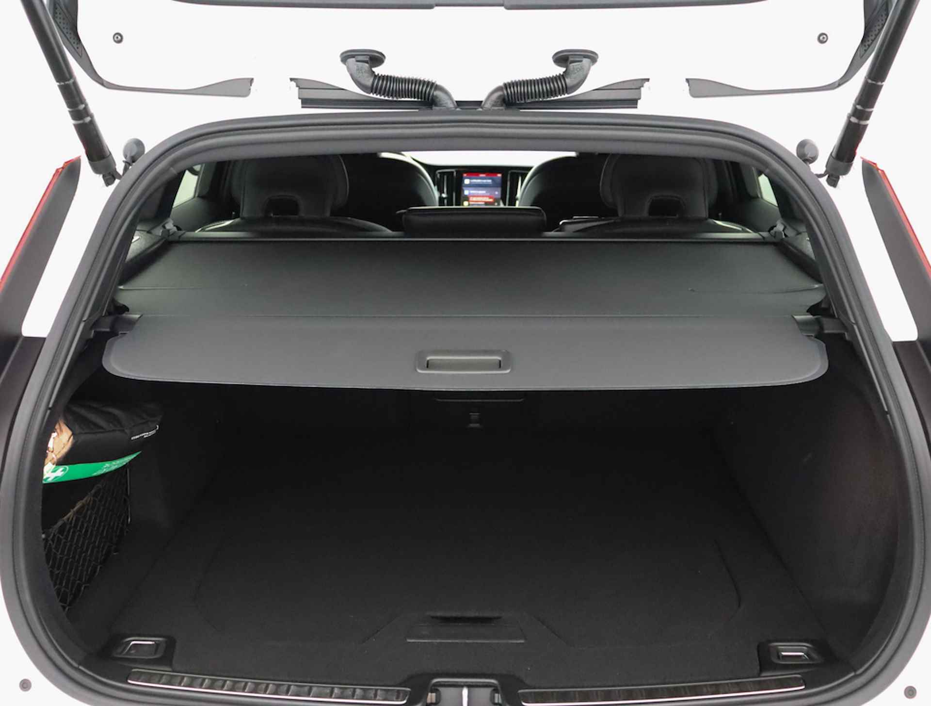 Volvo V60 T6 Recharge AWD Ultimate Dark Direct leverbaar | Visual Park Assist (incl. 360˚ view) | Adaptieve cruise control incl. BLIS | Panoramisch schuif-/kanteldak | Elektrisch verstelbare voorstoelen incl. geheugen | Premium Audio by Harman Kard - 20/70