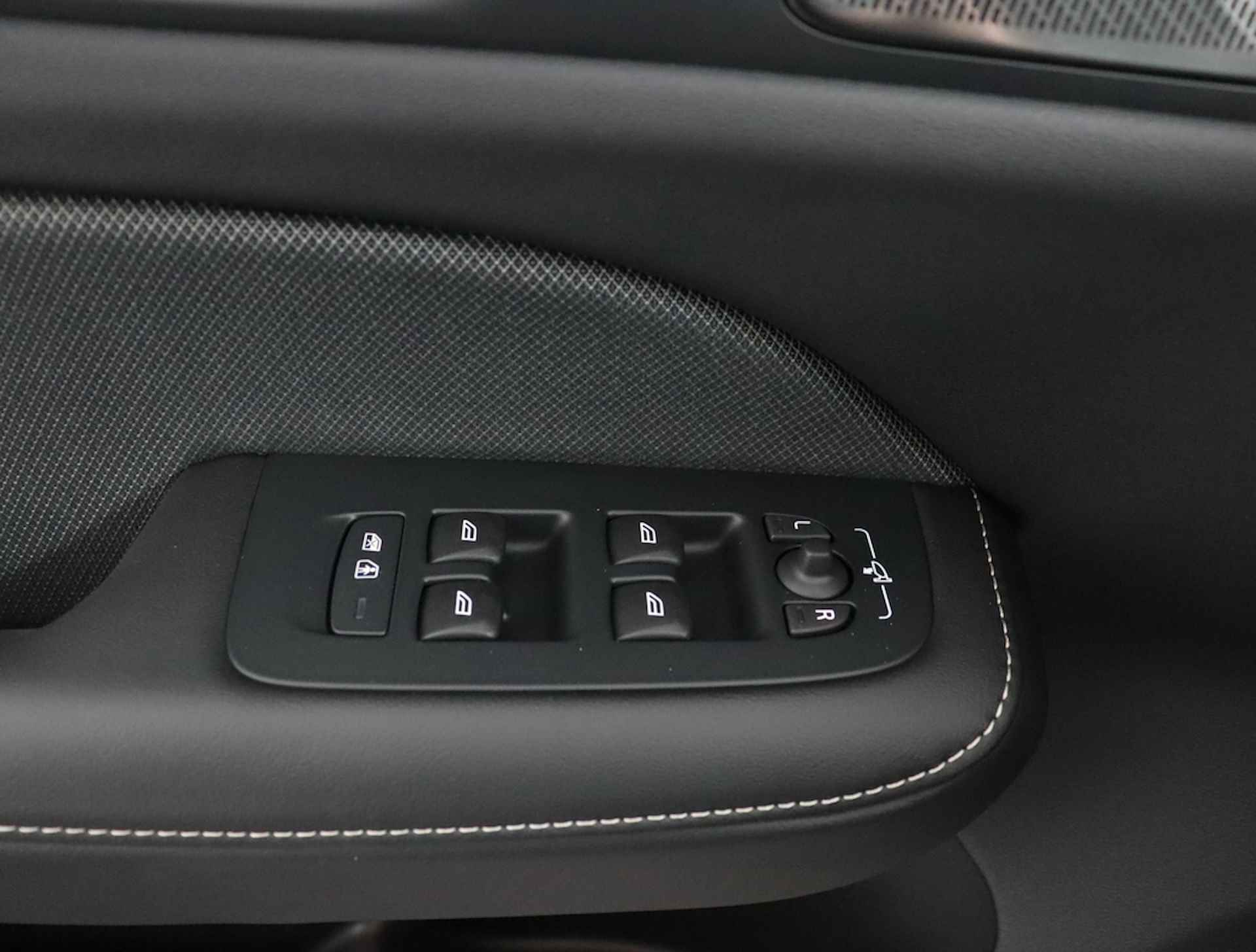 Volvo V60 T6 Recharge AWD Ultimate Dark Direct leverbaar | Visual Park Assist (incl. 360˚ view) | Adaptieve cruise control incl. BLIS | Panoramisch schuif-/kanteldak | Elektrisch verstelbare voorstoelen incl. geheugen | Premium Audio by Harman Kard - 24/70