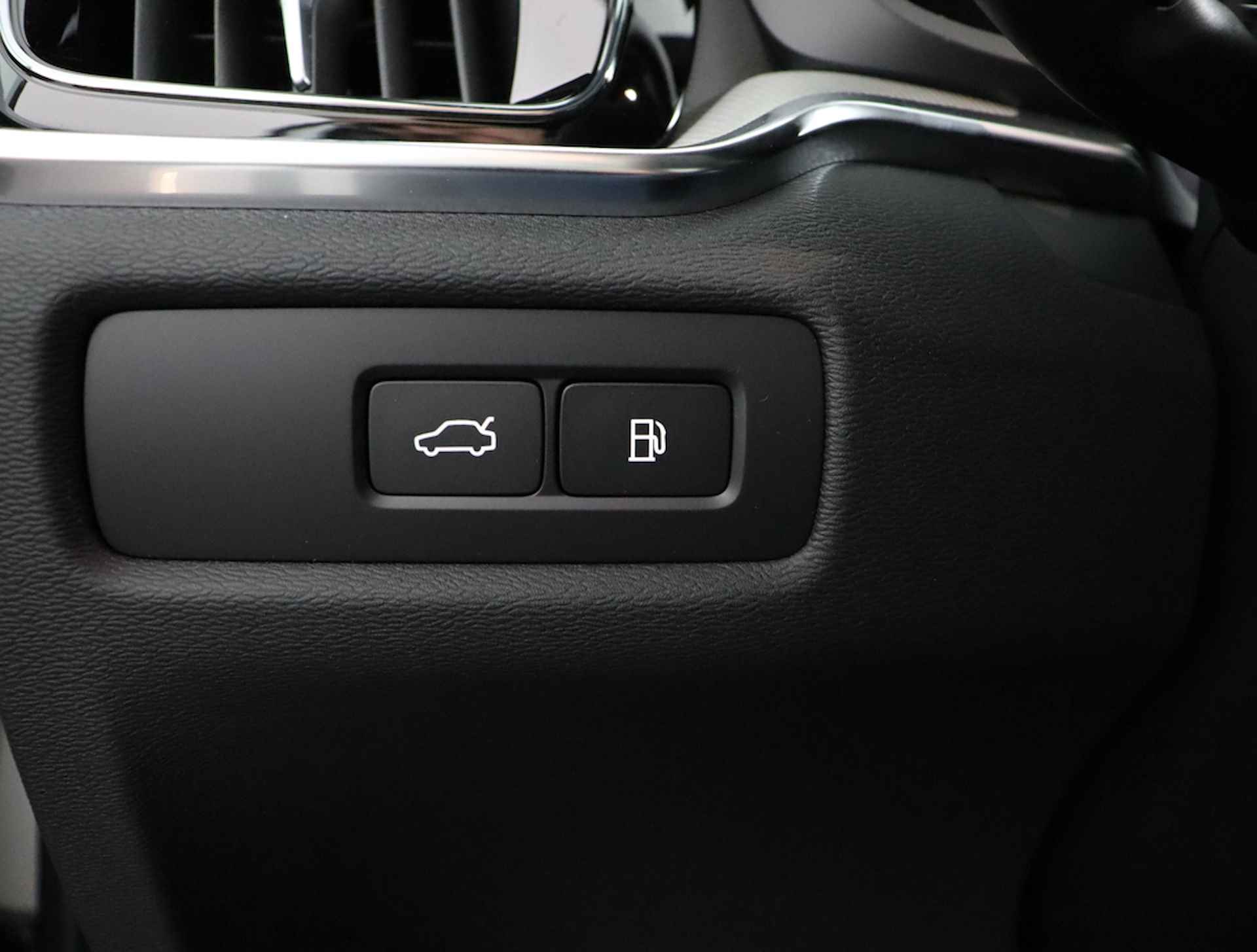 Volvo V60 T6 Recharge AWD Ultimate Dark Direct leverbaar | Visual Park Assist (incl. 360˚ view) | Adaptieve cruise control incl. BLIS | Panoramisch schuif-/kanteldak | Elektrisch verstelbare voorstoelen incl. geheugen | Premium Audio by Harman Kard - 25/70
