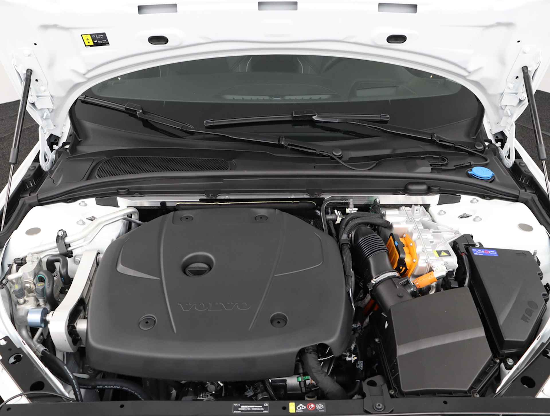 Volvo V60 T6 Recharge AWD Ultimate Dark Direct leverbaar | Visual Park Assist (incl. 360˚ view) | Adaptieve cruise control incl. BLIS | Panoramisch schuif-/kanteldak | Elektrisch verstelbare voorstoelen incl. geheugen | Premium Audio by Harman Kard - 30/70