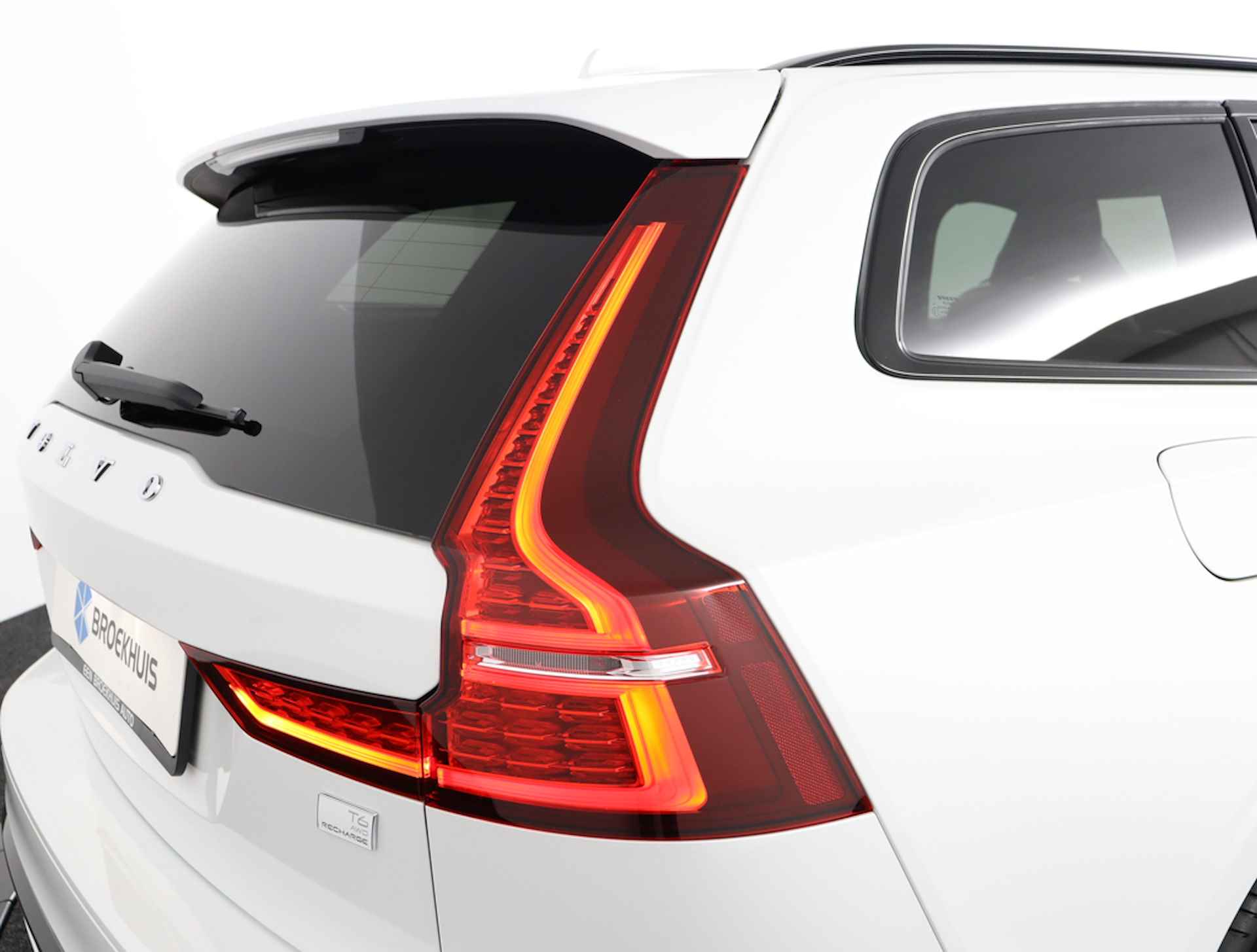 Volvo V60 T6 Recharge AWD Ultimate Dark Direct leverbaar | Visual Park Assist (incl. 360˚ view) | Adaptieve cruise control incl. BLIS | Panoramisch schuif-/kanteldak | Elektrisch verstelbare voorstoelen incl. geheugen | Premium Audio by Harman Kard - 41/70