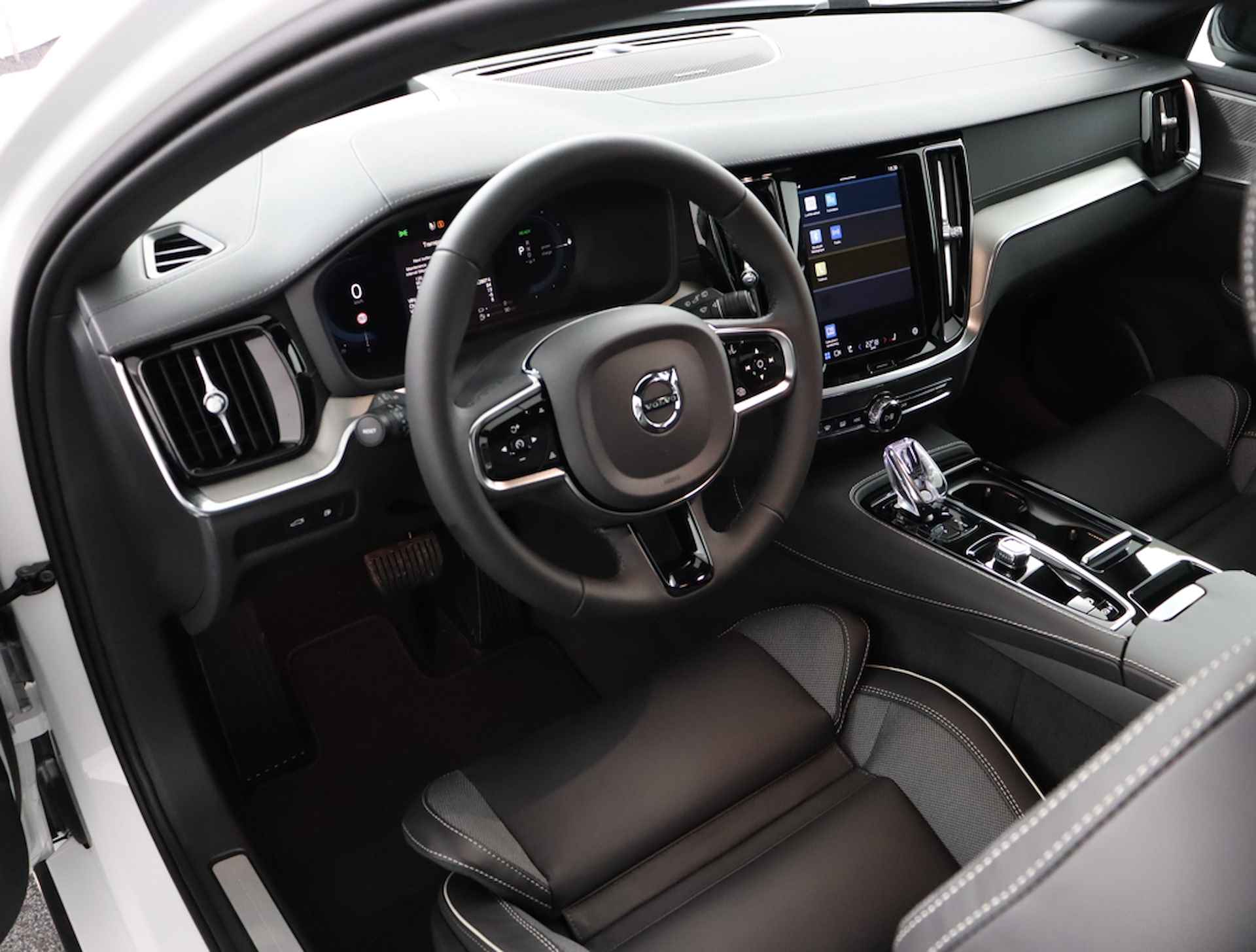 Volvo V60 T6 Recharge AWD Ultimate Dark Direct leverbaar | Visual Park Assist (incl. 360˚ view) | Adaptieve cruise control incl. BLIS | Panoramisch schuif-/kanteldak | Elektrisch verstelbare voorstoelen incl. geheugen | Premium Audio by Harman Kard - 49/70