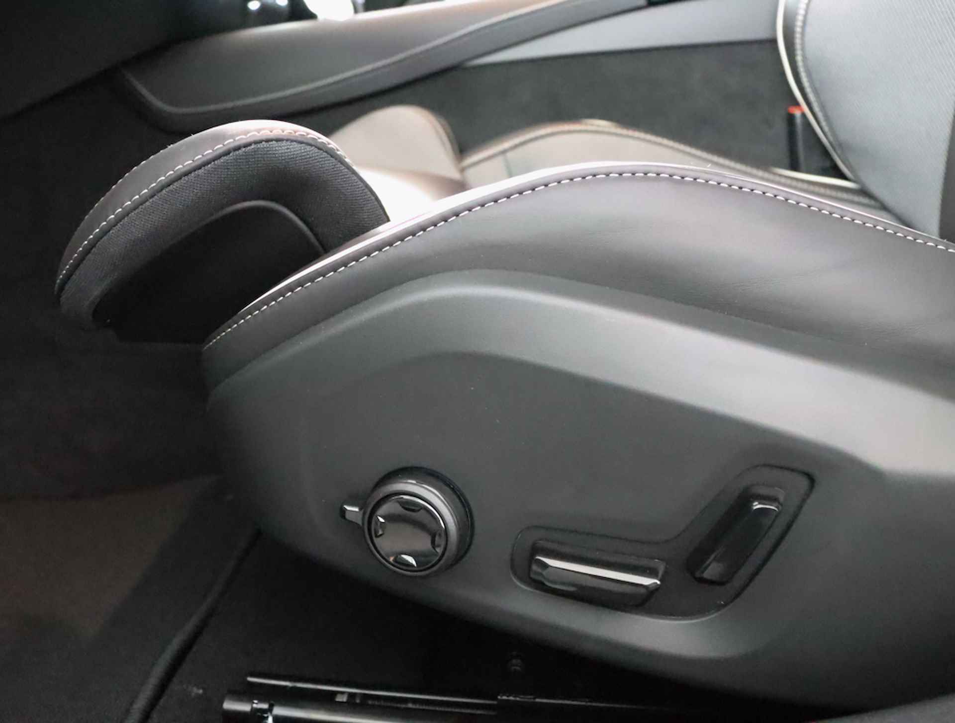 Volvo V60 T6 Recharge AWD Ultimate Dark Direct leverbaar | Visual Park Assist (incl. 360˚ view) | Adaptieve cruise control incl. BLIS | Panoramisch schuif-/kanteldak | Elektrisch verstelbare voorstoelen incl. geheugen | Premium Audio by Harman Kard - 54/70