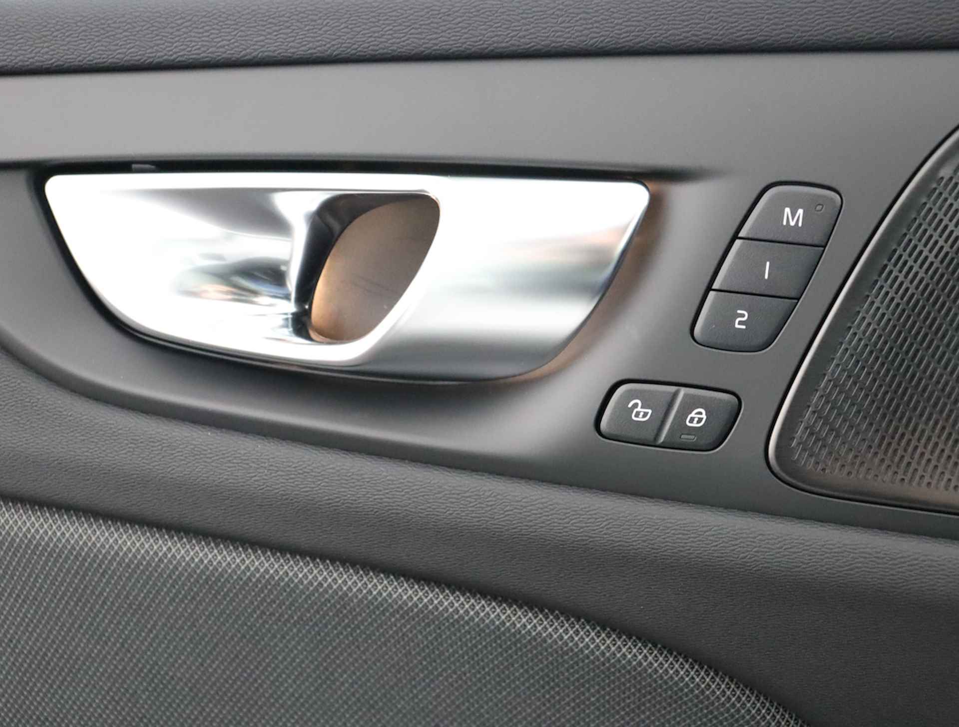 Volvo V60 T6 Recharge AWD Ultimate Dark Direct leverbaar | Visual Park Assist (incl. 360˚ view) | Adaptieve cruise control incl. BLIS | Panoramisch schuif-/kanteldak | Elektrisch verstelbare voorstoelen incl. geheugen | Premium Audio by Harman Kard - 59/70