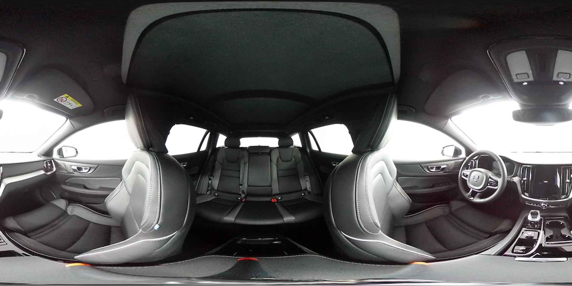 Volvo V60 T6 Recharge AWD Ultimate Dark Direct leverbaar | Visual Park Assist (incl. 360˚ view) | Adaptieve cruise control incl. BLIS | Panoramisch schuif-/kanteldak | Elektrisch verstelbare voorstoelen incl. geheugen | Premium Audio by Harman Kard - 70/70
