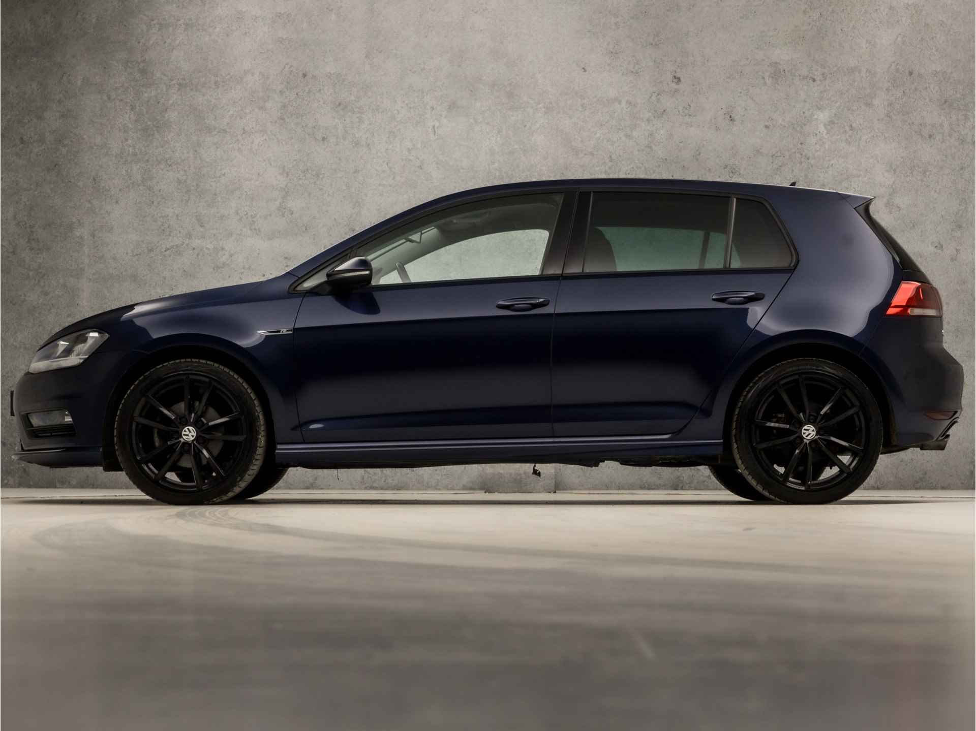 Volkswagen Golf 1.4 TSI R-Line Sport 150Pk Automaat (APPLE CARPLAY, NAVIGATIE, CAMERA, STOELVERWARMING, LEDER, SPORTSTOELEN, GETINT GLAS, MASSAGE, XENON, DAB+, NIEUWE APK, NIEUWSTAAT) - 2/35