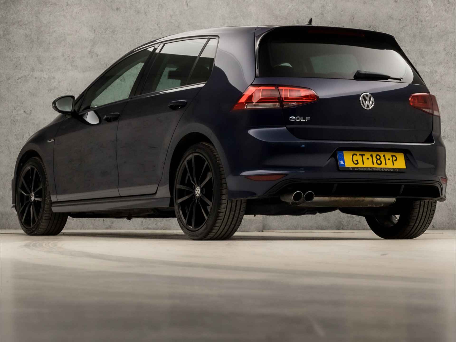 Volkswagen Golf 1.4 TSI R-Line Sport 150Pk Automaat (APPLE CARPLAY, NAVIGATIE, CAMERA, STOELVERWARMING, LEDER, SPORTSTOELEN, GETINT GLAS, MASSAGE, XENON, DAB+, NIEUWE APK, NIEUWSTAAT) - 3/35