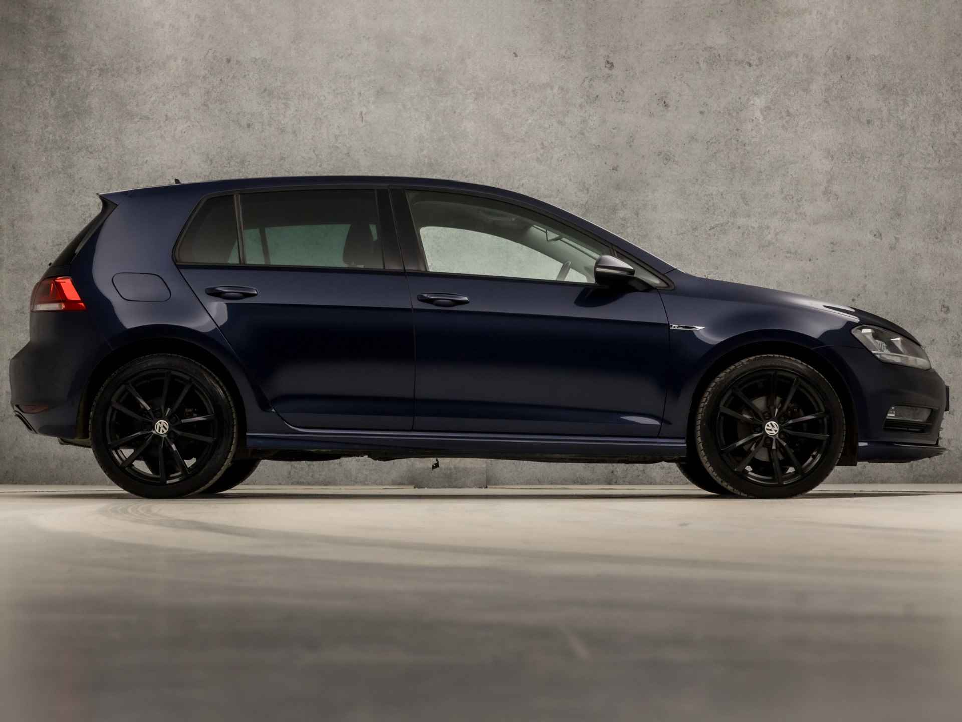 Volkswagen Golf 1.4 TSI R-Line Sport 150Pk Automaat (APPLE CARPLAY, NAVIGATIE, CAMERA, STOELVERWARMING, LEDER, SPORTSTOELEN, GETINT GLAS, MASSAGE, XENON, DAB+, NIEUWE APK, NIEUWSTAAT) - 4/35