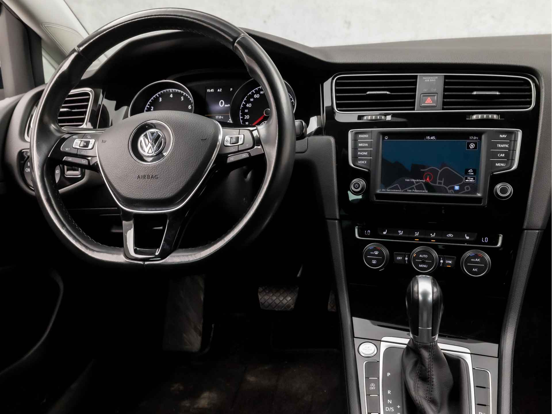 Volkswagen Golf 1.4 TSI R-Line Sport 150Pk Automaat (APPLE CARPLAY, NAVIGATIE, CAMERA, STOELVERWARMING, LEDER, SPORTSTOELEN, GETINT GLAS, MASSAGE, XENON, DAB+, NIEUWE APK, NIEUWSTAAT) - 7/35