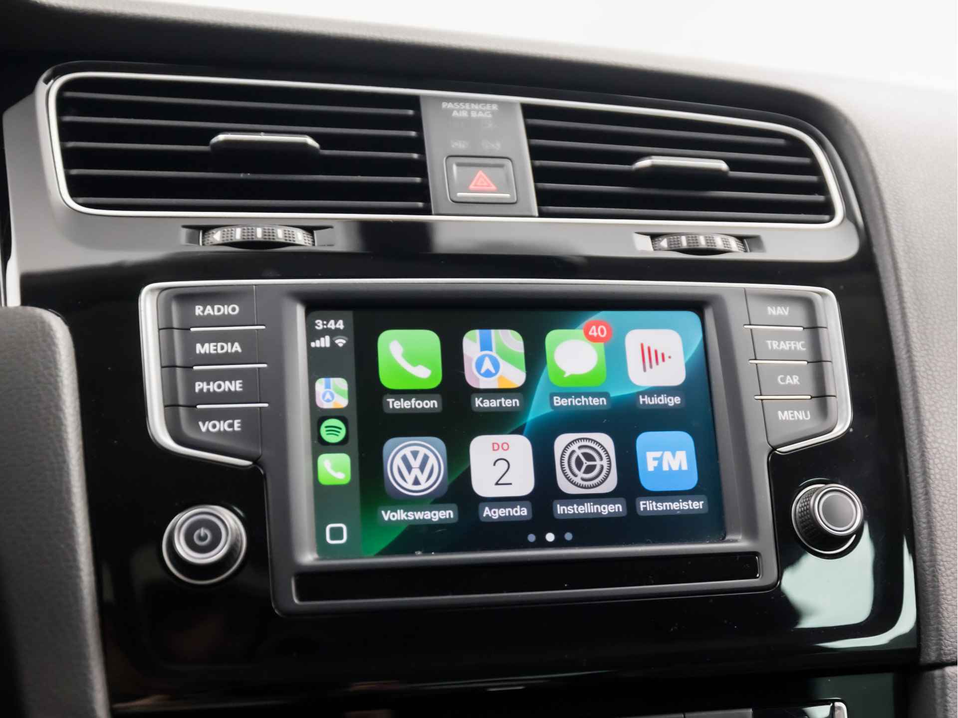 Volkswagen Golf 1.4 TSI R-Line Sport 150Pk Automaat (APPLE CARPLAY, NAVIGATIE, CAMERA, STOELVERWARMING, LEDER, SPORTSTOELEN, GETINT GLAS, MASSAGE, XENON, DAB+, NIEUWE APK, NIEUWSTAAT) - 8/35