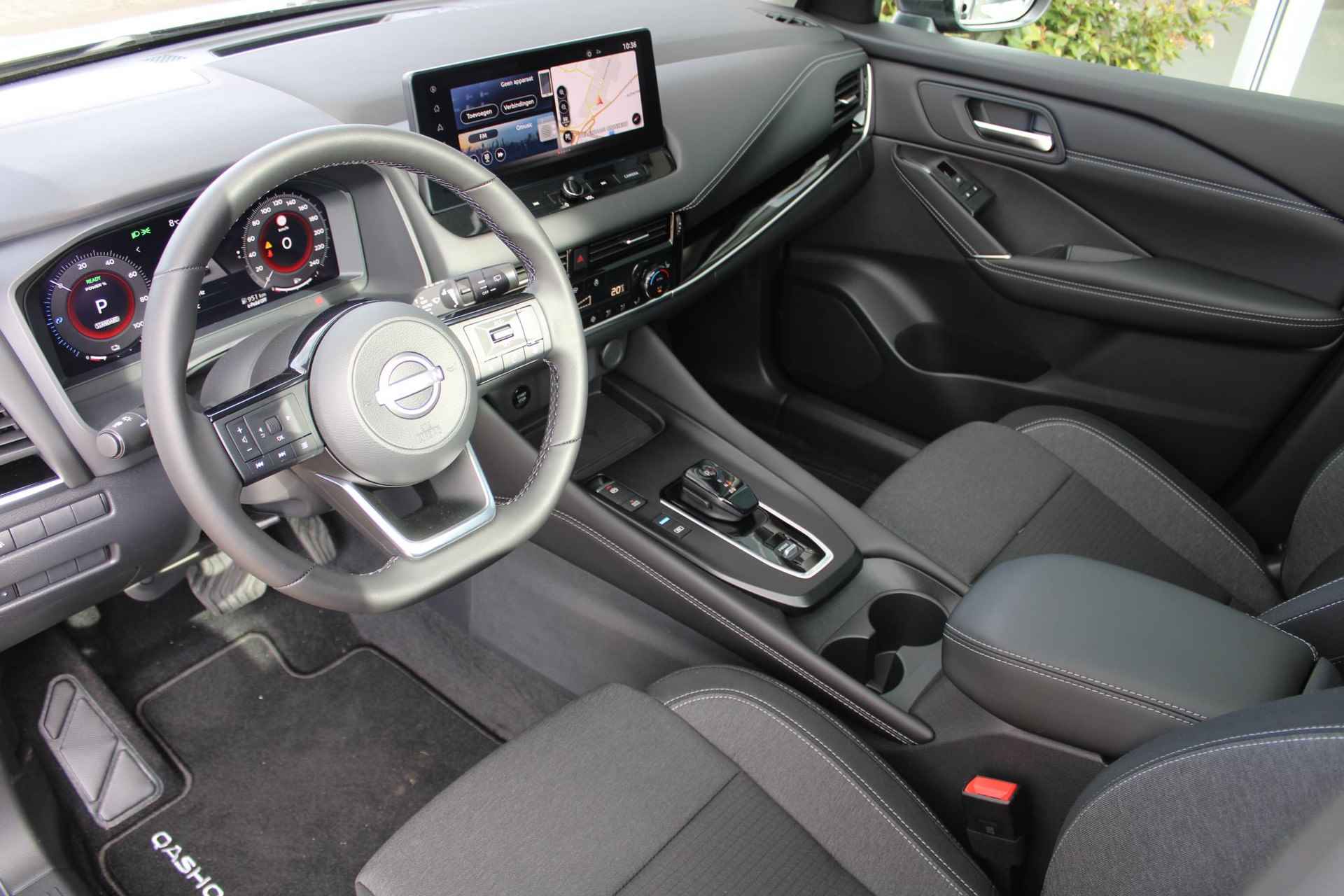 Nissan Qashqai 1.5 e-Power Black Edition 190PK AUTOMAAT | Panorama dak | 360-Camera | Parkeersensoren | Dodehoek detectie | Stoel/Stuur/Voorruit verwarming | Navigatie | Adaptive cruise control | Apple Carplay/Android auto | 18'' Lichtmetalen velgen | - 21/61