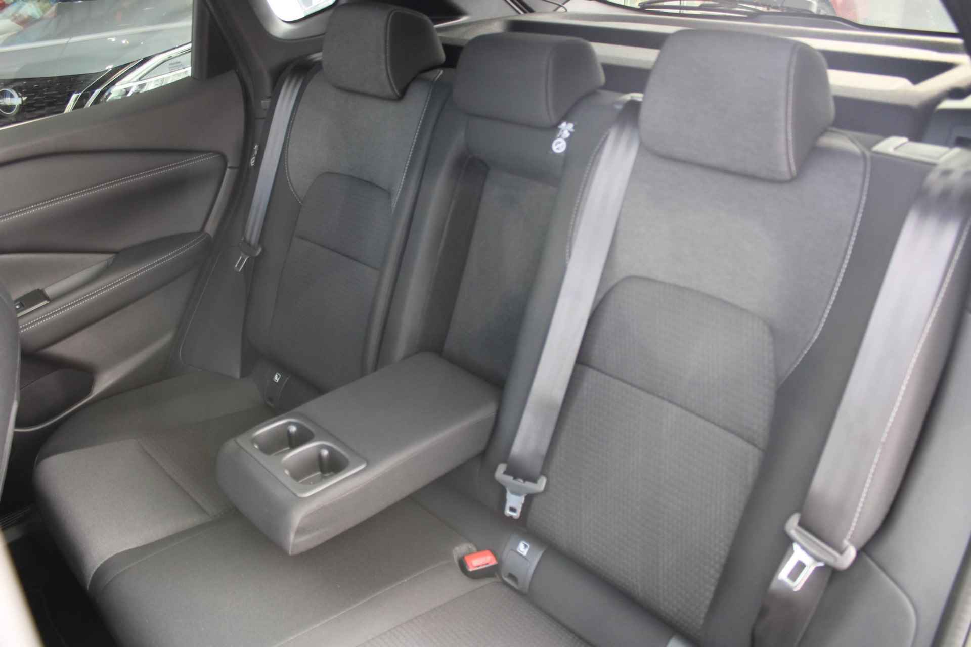 Nissan Qashqai 1.5 e-Power Black Edition 190PK AUTOMAAT | Panorama dak | 360-Camera | Parkeersensoren | Dodehoek detectie | Stoel/Stuur/Voorruit verwarming | Navigatie | Adaptive cruise control | Apple Carplay/Android auto | 18'' Lichtmetalen velgen | - 28/61