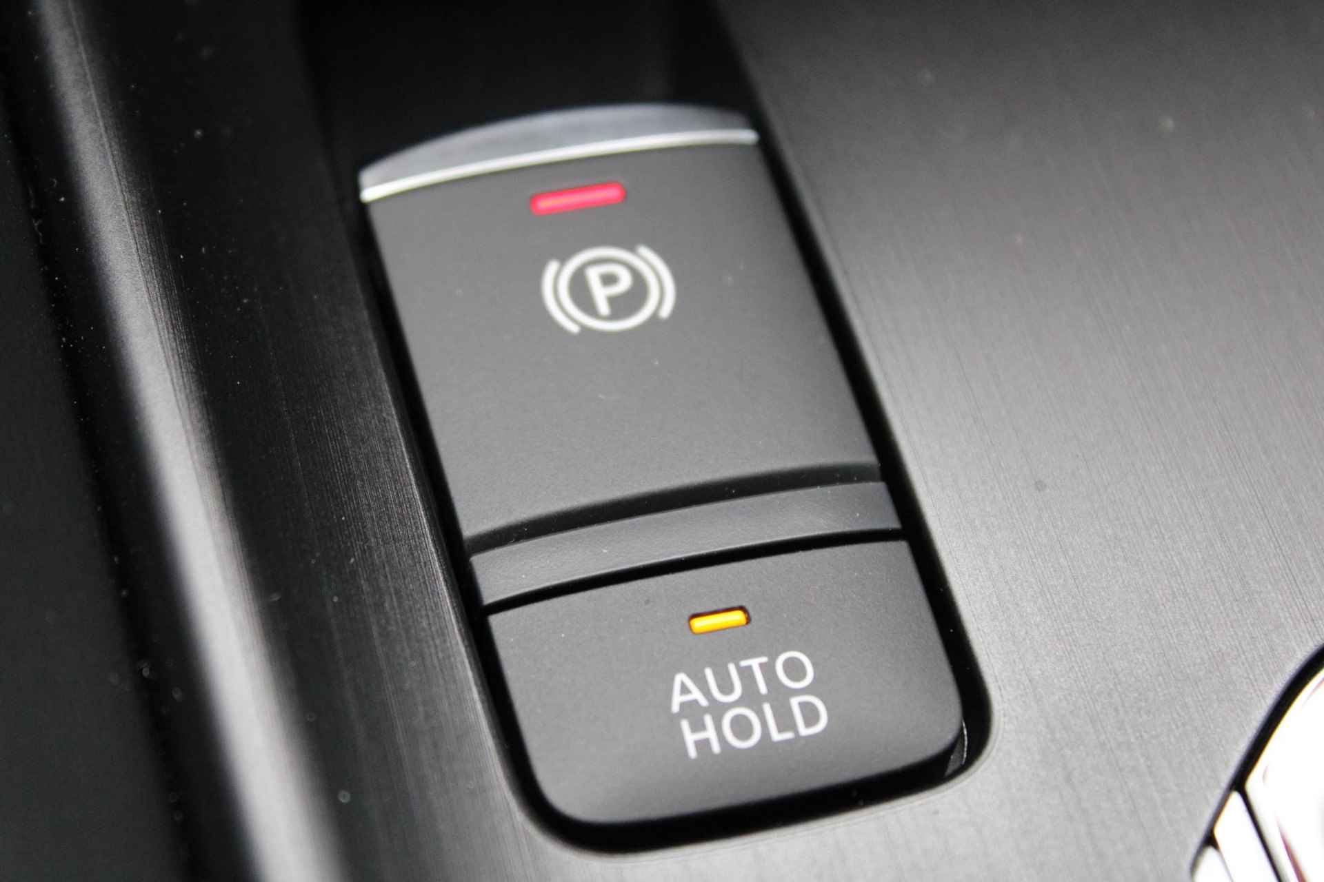 Nissan Qashqai 1.5 e-Power Black Edition 190PK AUTOMAAT | Panorama dak | 360-Camera | Parkeersensoren | Dodehoek detectie | Stoel/Stuur/Voorruit verwarming | Navigatie | Adaptive cruise control | Apple Carplay/Android auto | 18'' Lichtmetalen velgen | - 50/61