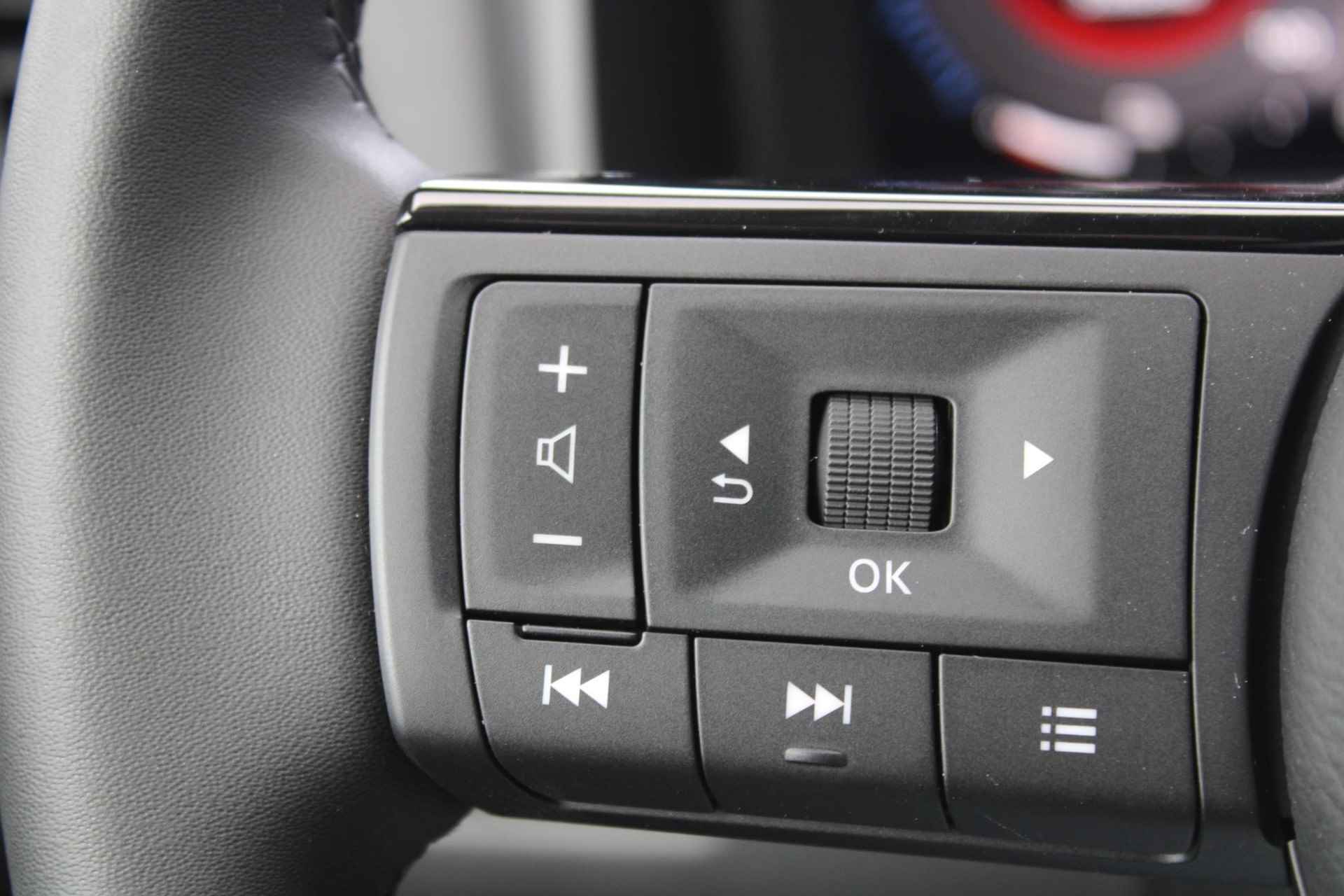 Nissan Qashqai 1.5 e-Power Black Edition 190PK AUTOMAAT | Panorama dak | 360-Camera | Parkeersensoren | Dodehoek detectie | Stoel/Stuur/Voorruit verwarming | Navigatie | Adaptive cruise control | Apple Carplay/Android auto | 18'' Lichtmetalen velgen | - 53/61