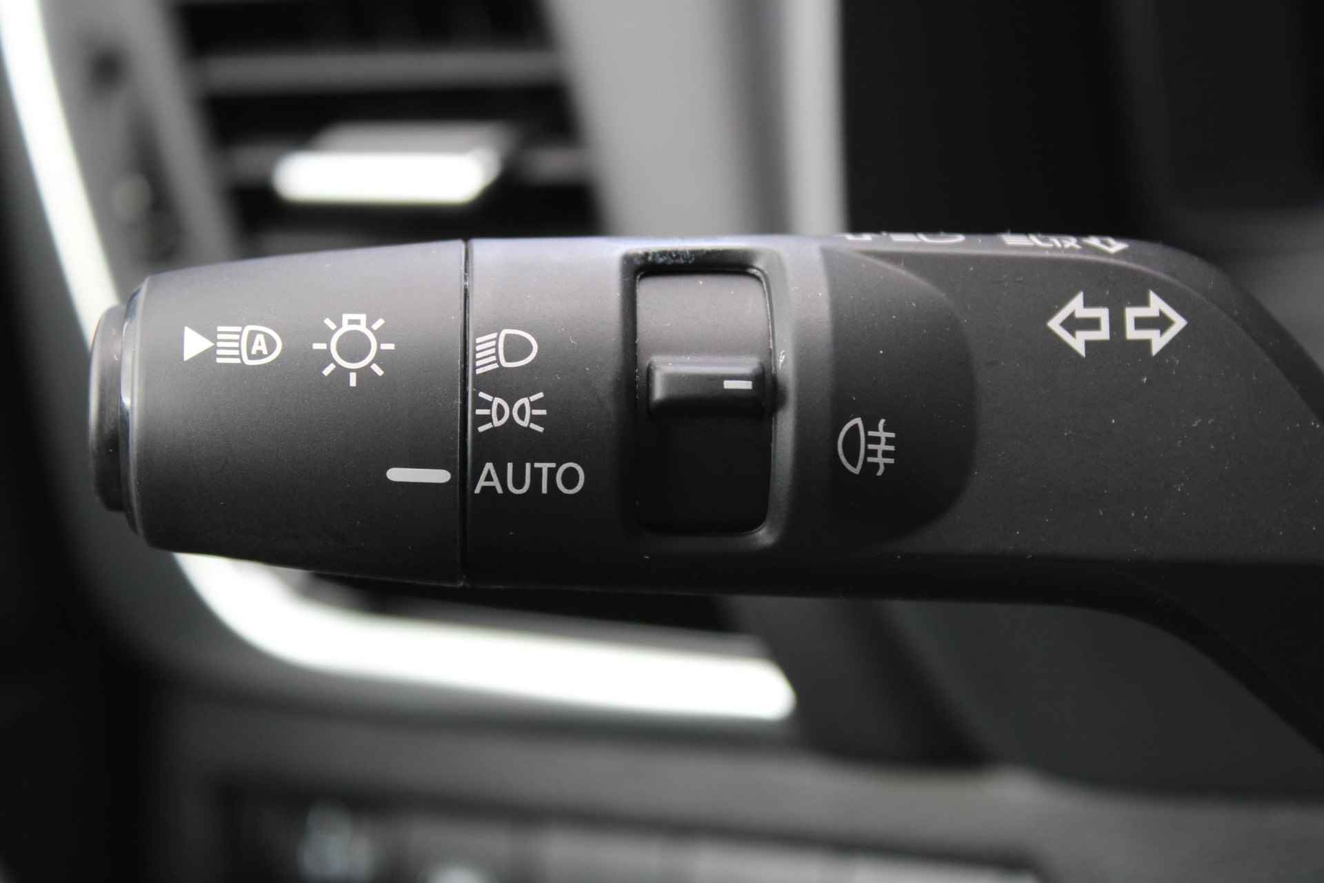 Nissan Qashqai 1.5 e-Power Black Edition 190PK AUTOMAAT | Panorama dak | 360-Camera | Parkeersensoren | Dodehoek detectie | Stoel/Stuur/Voorruit verwarming | Navigatie | Adaptive cruise control | Apple Carplay/Android auto | 18'' Lichtmetalen velgen | - 55/61