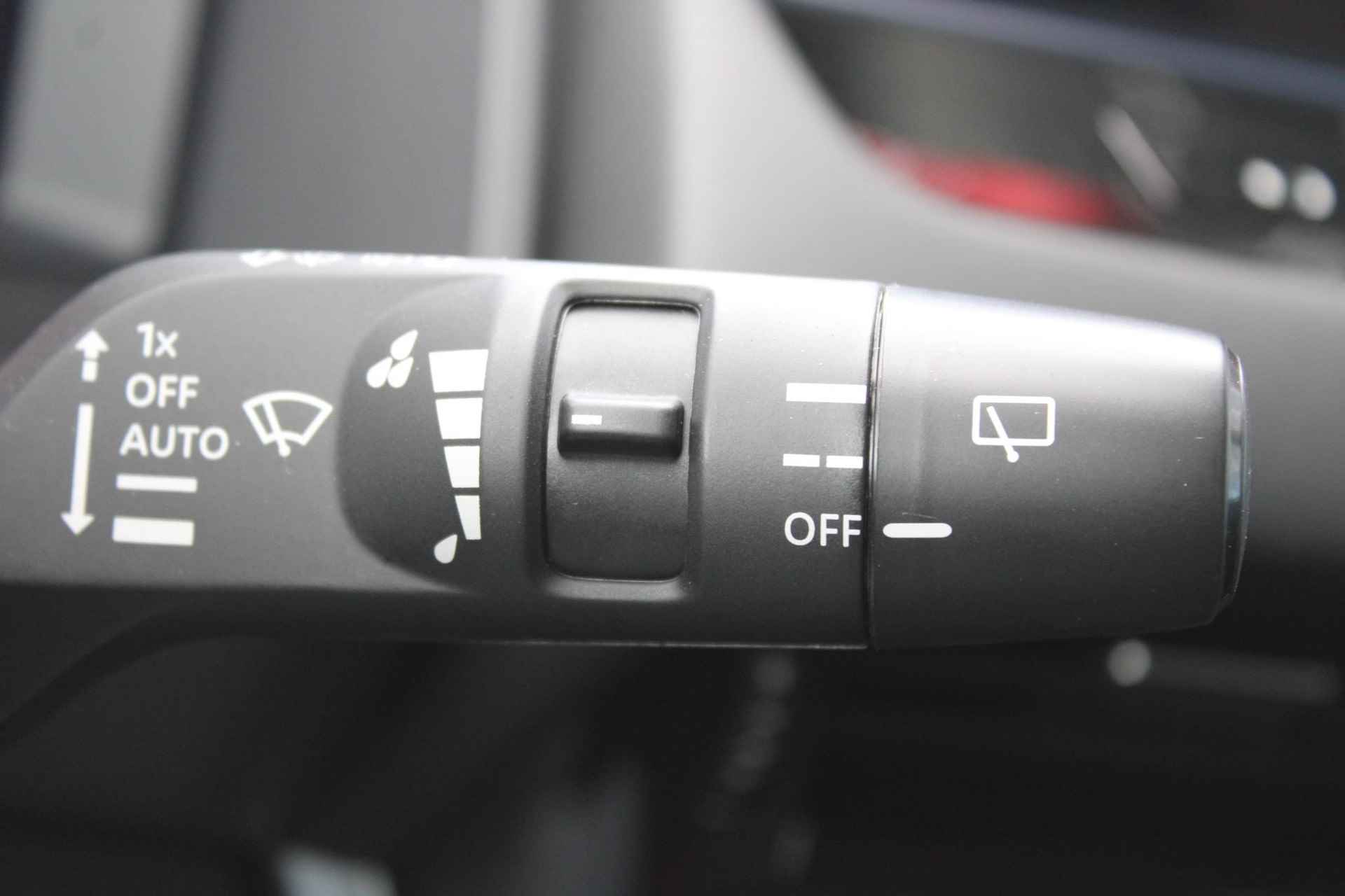 Nissan Qashqai 1.5 e-Power Black Edition 190PK AUTOMAAT | Panorama dak | 360-Camera | Parkeersensoren | Dodehoek detectie | Stoel/Stuur/Voorruit verwarming | Navigatie | Adaptive cruise control | Apple Carplay/Android auto | 18'' Lichtmetalen velgen | - 56/61