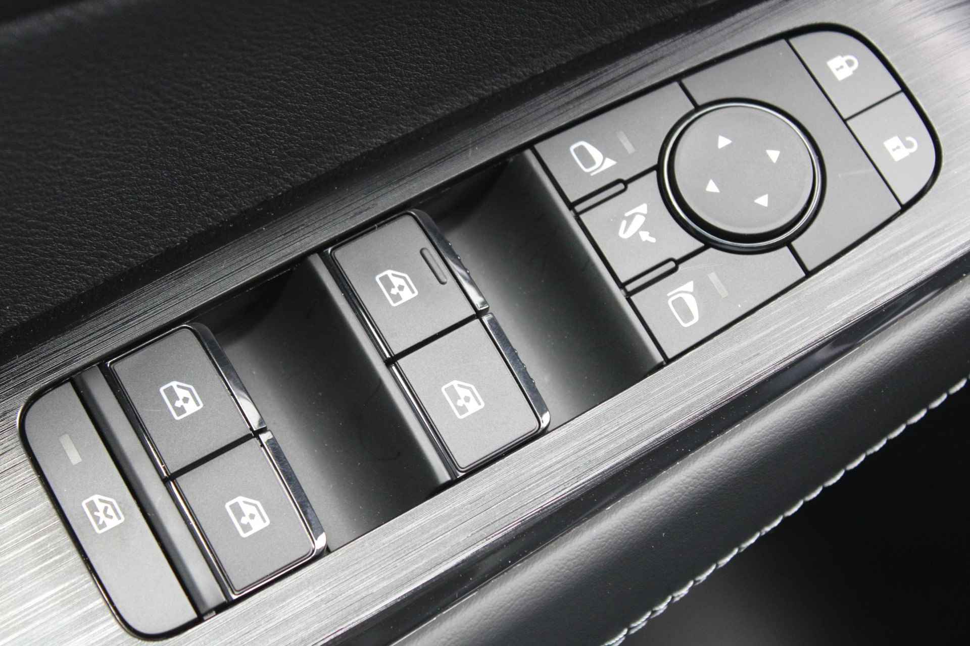 Nissan Qashqai 1.5 e-Power Black Edition 190PK AUTOMAAT | Panorama dak | 360-Camera | Parkeersensoren | Dodehoek detectie | Stoel/Stuur/Voorruit verwarming | Navigatie | Adaptive cruise control | Apple Carplay/Android auto | 18'' Lichtmetalen velgen | - 57/61